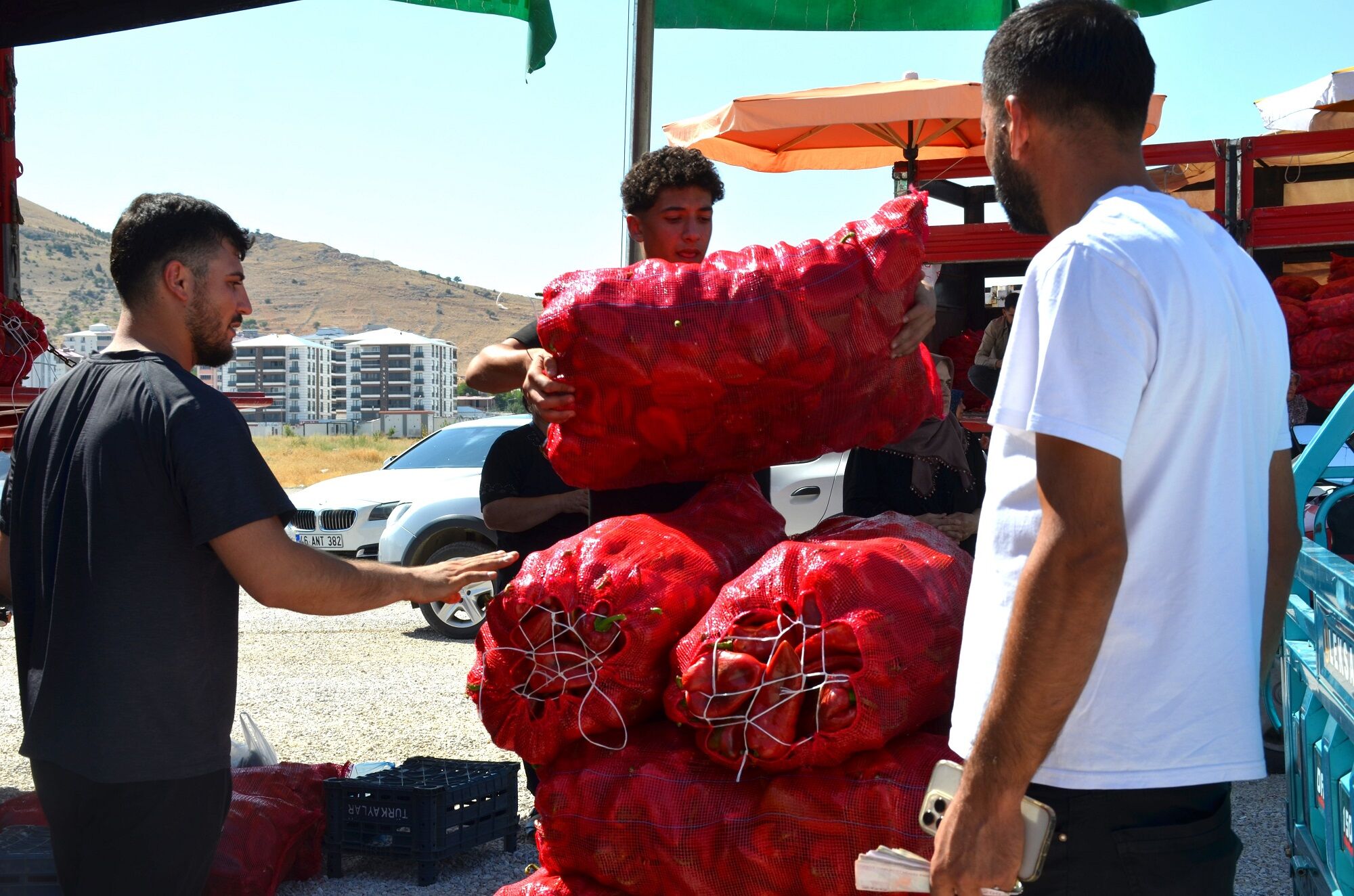 Afşin’de Kış Hazırlıkları Başladı! Salçalık Biber Ve Domates Tezgâhları Şenlendirdi (12)