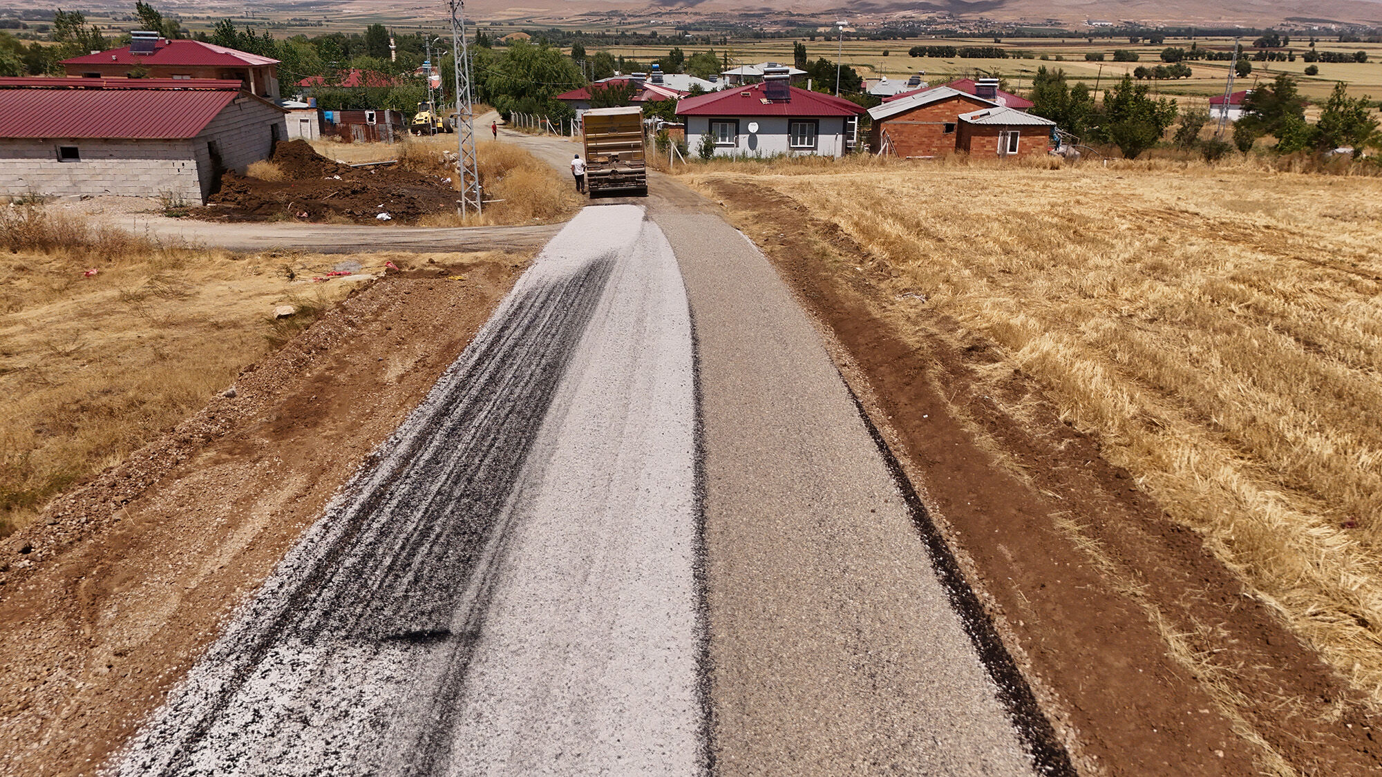 Afşin’de Ulaşım Rahatlıyor! Mehre – Çalış Yolu Baştan Yenilendi (2)