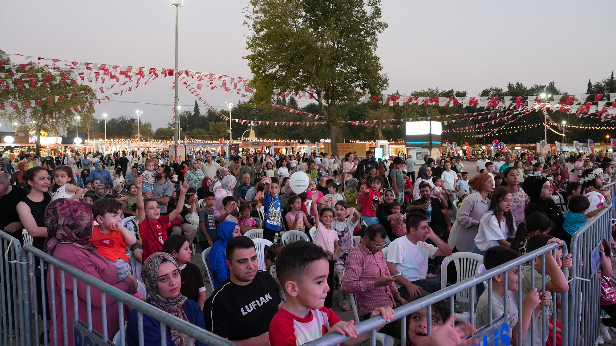 Akıllı Tavşan Momo, Ağustos Fuarı’nda Minik İzleyicileriyle Buluştu