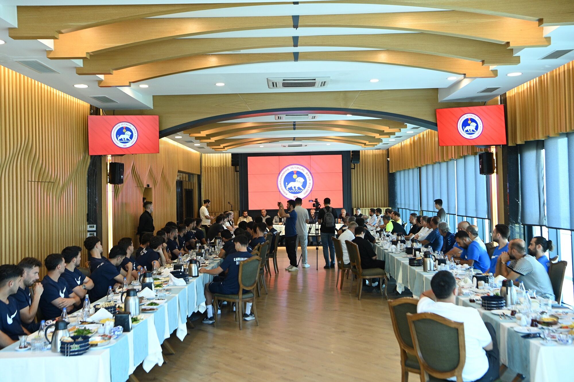 Başkan Görgel, İstiklalspor Yönetimi Ve Futbolcularıyla Bir Araya Geldi (2)