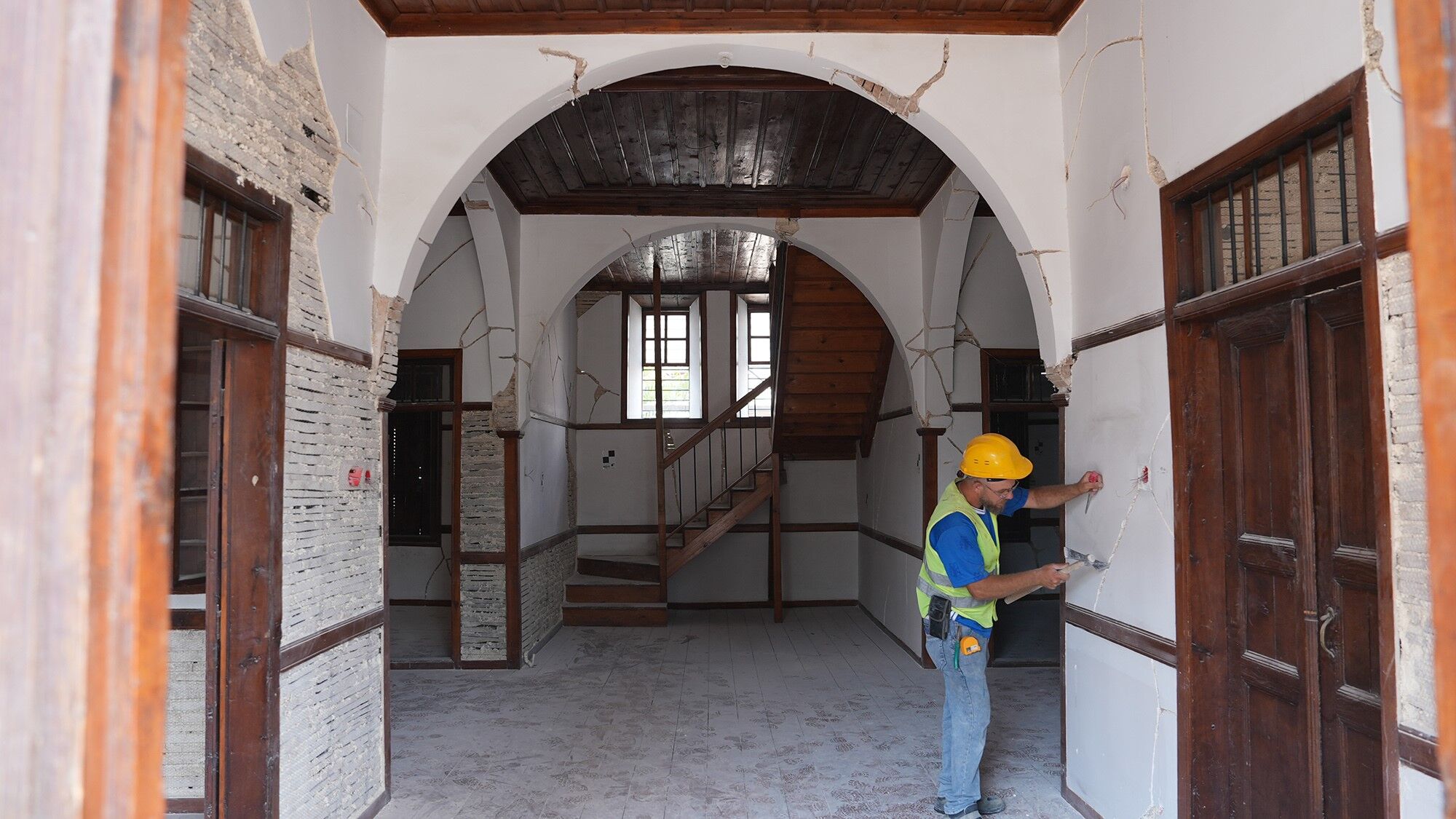 “Depremde Hasar Gören 200 Yıllık Kocabaş Konağı Yeniden Ayağa Kalkıyor” (2)