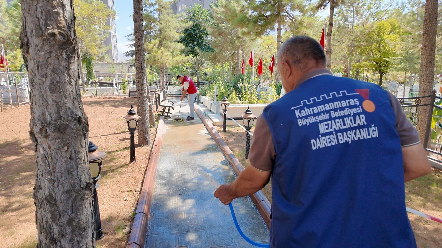 Büyükşehir’den Elbistan’daki Mezarlıklara Titiz Bakım