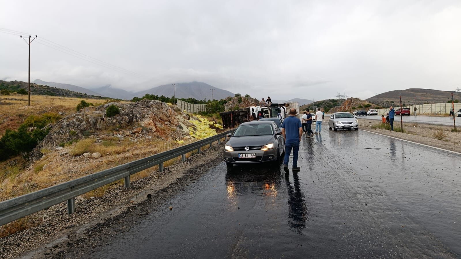 Göksun Sarız Yolunda Tir Devrildi! (3)