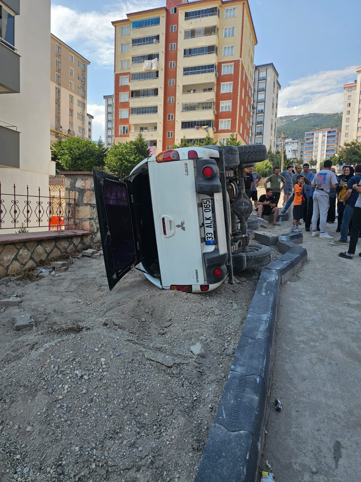 Kaldırıma Çarpan Pick Up Takla Attı 2 Yaralı (1)