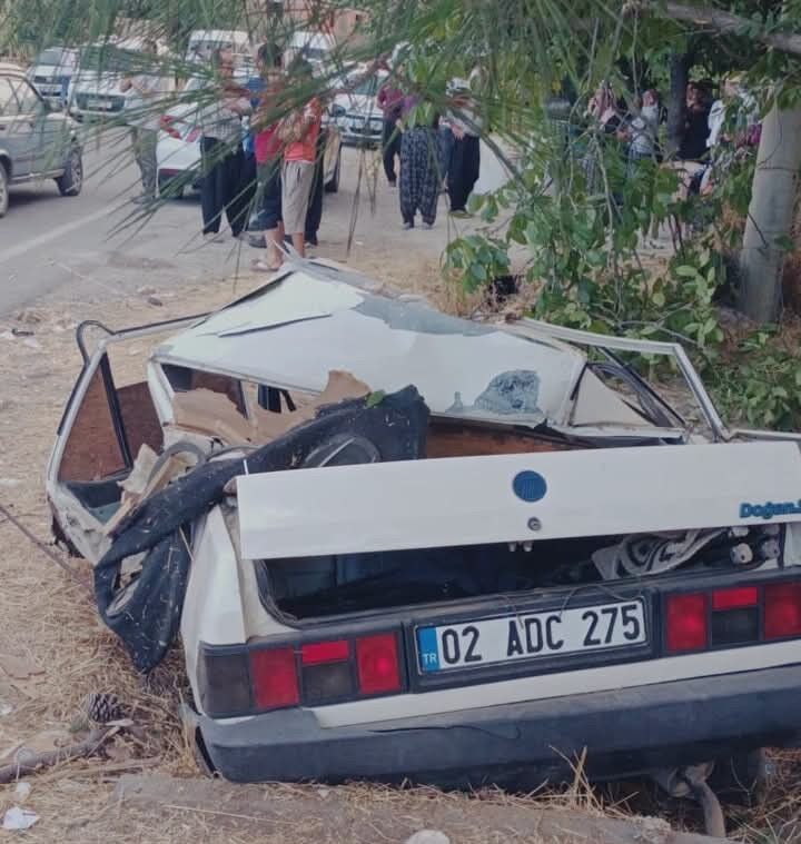 Kontrolden Çıkan Otomobil Ağaca Çarptı 1 Ölü, 2 Yaralı (1)
