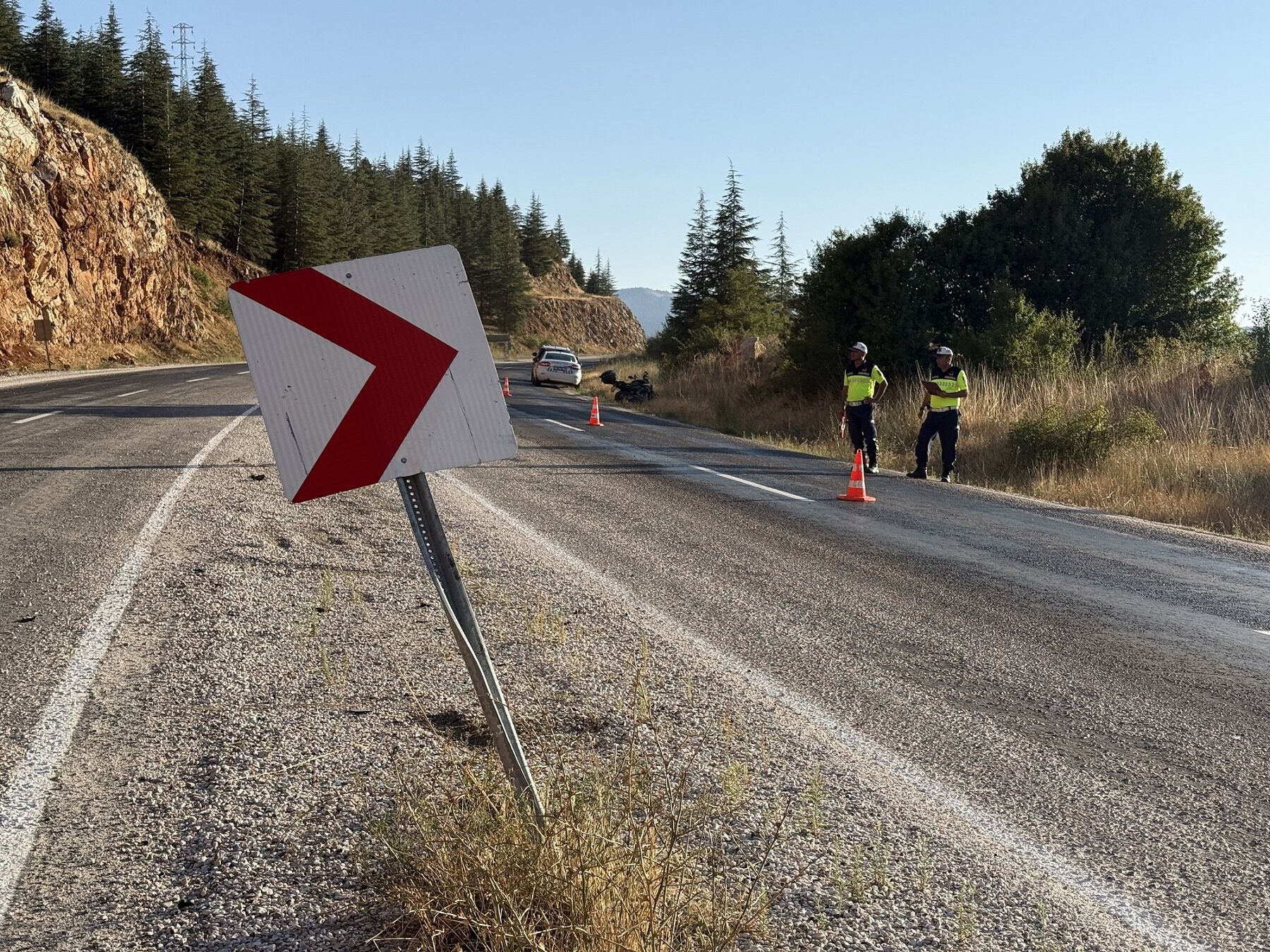 Motosiklet Yön Tabelasına Çarptı 1 Kişi Ağır Yaralı (2)-3
