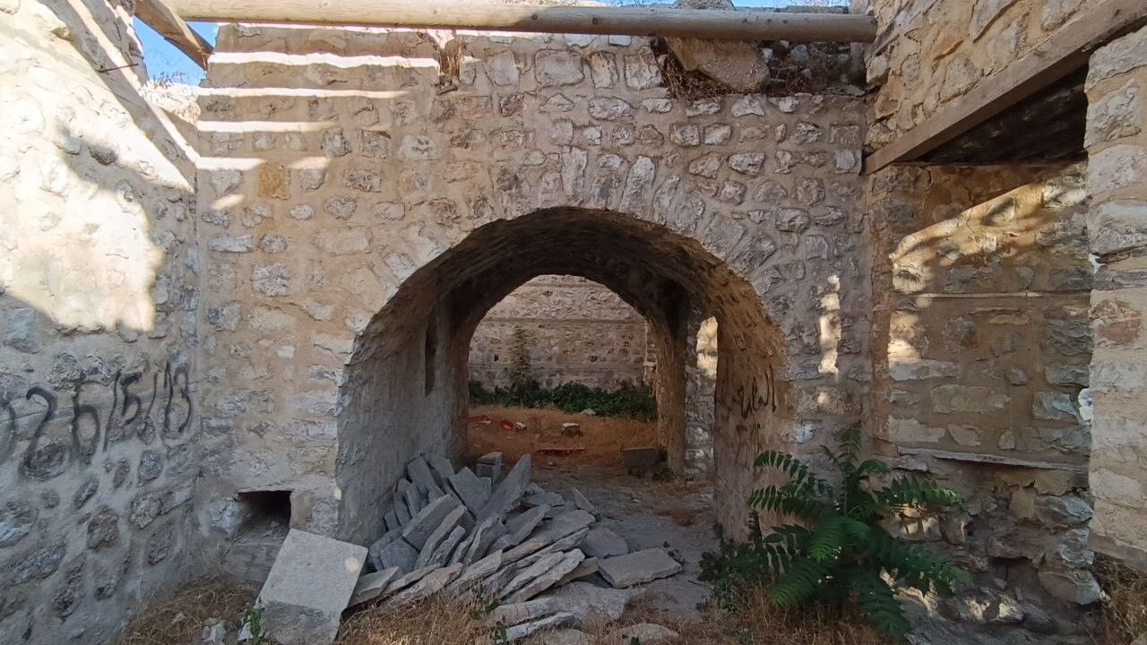 Tarihi Yapılar Çürümeye Terk Edildi (2)