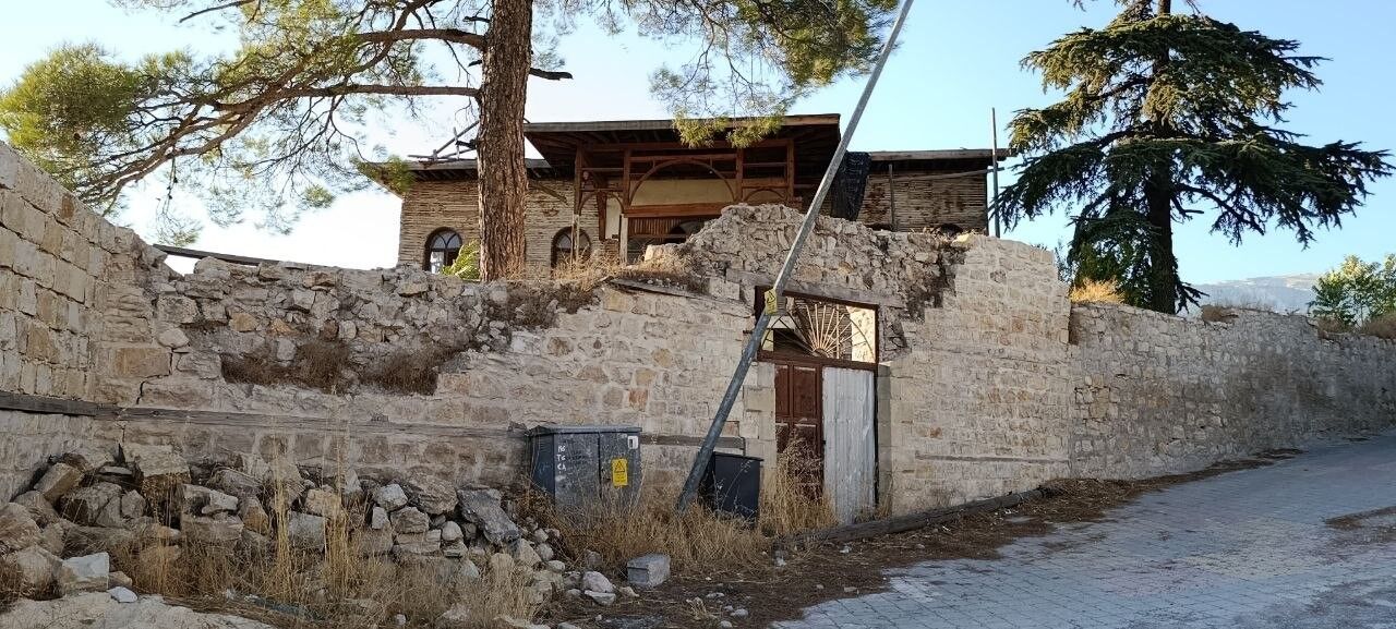 Tarihi Yapılar Çürümeye Terk Edildi (3)