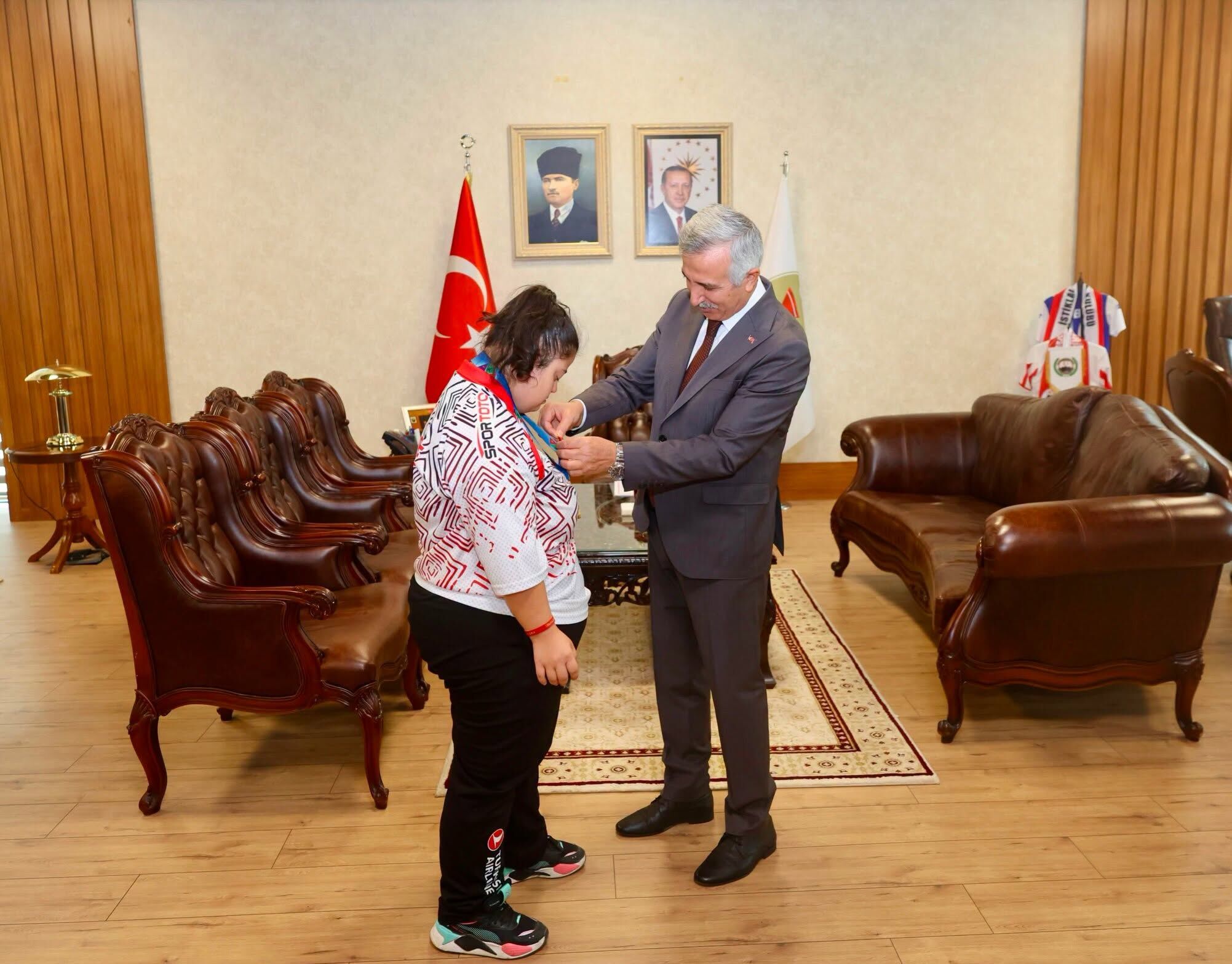 Vali Ünlüer, Dünya Şampiyonu Zeynep Sude Bilginer’i Ağırladı1