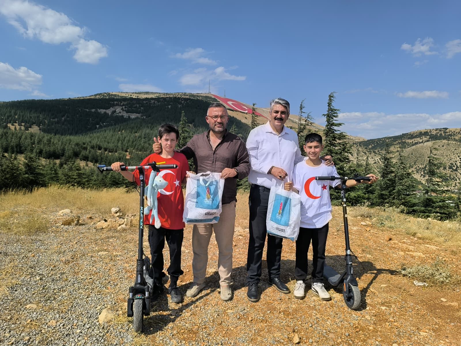 Bayrak Sevgisi İçin Scooterlarıyla 1830 Rakıma Çıktılar