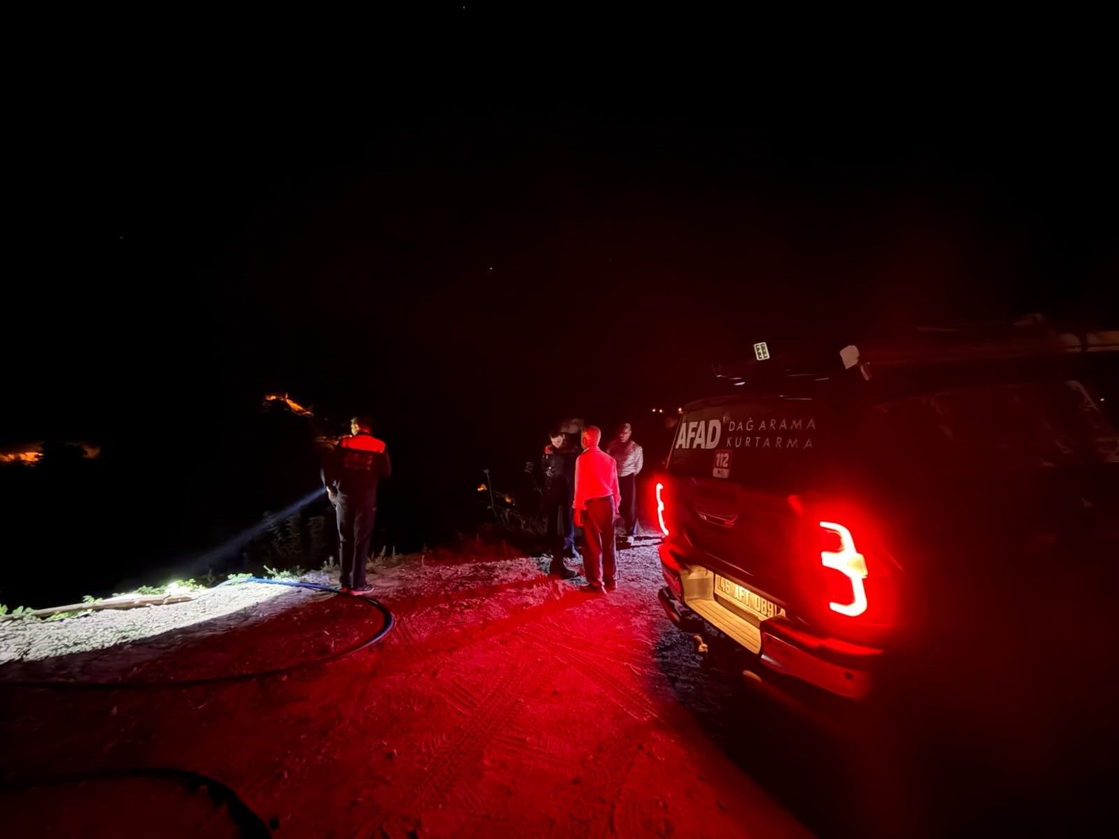 Yoldan Çıkan Araçta Mahsur Kalan Baba Ve Kızı Kurtarıldı (1)