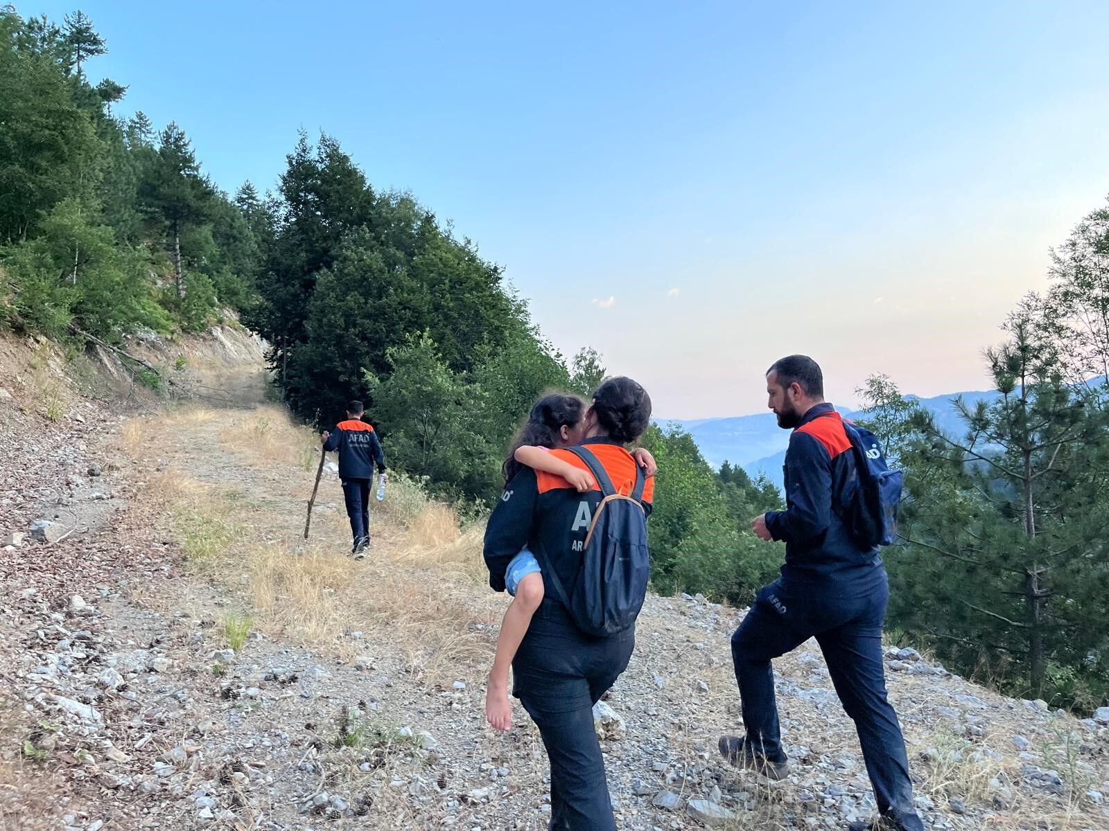 Yoldan Çıkan Araçta Mahsur Kalan Baba Ve Kızı Kurtarıldı (2)