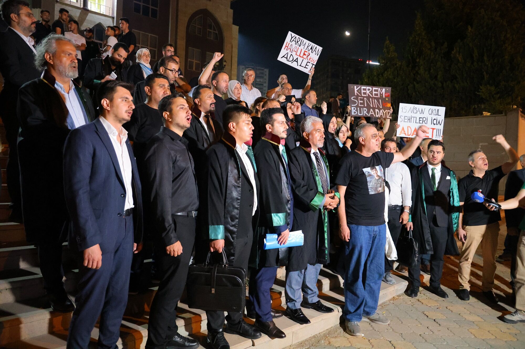 10 Can Toprağa Verildi, Saldırganın Annesi Tahliye Edildi Ailelerden Adalet Çağrısı (4)