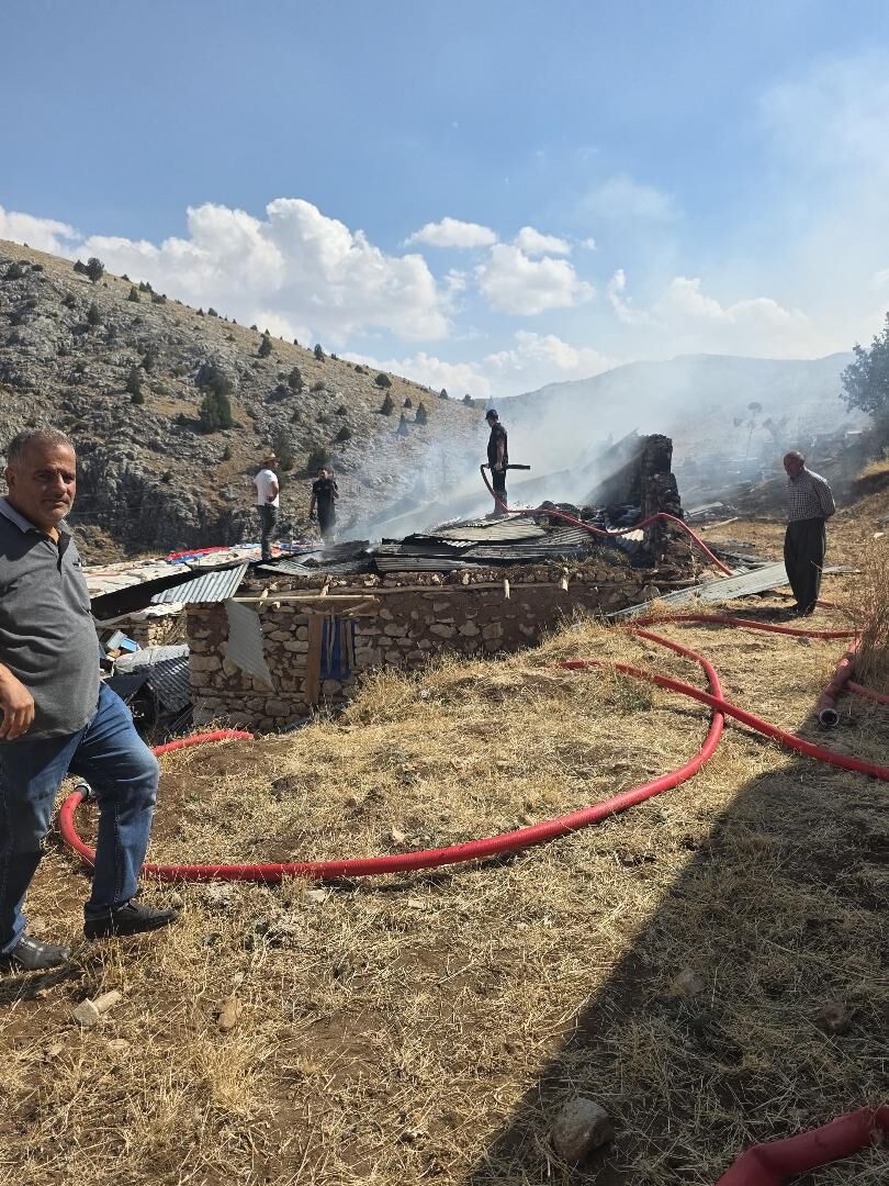Afşin’de Ahır Alevlere Teslim Oldu! (1)