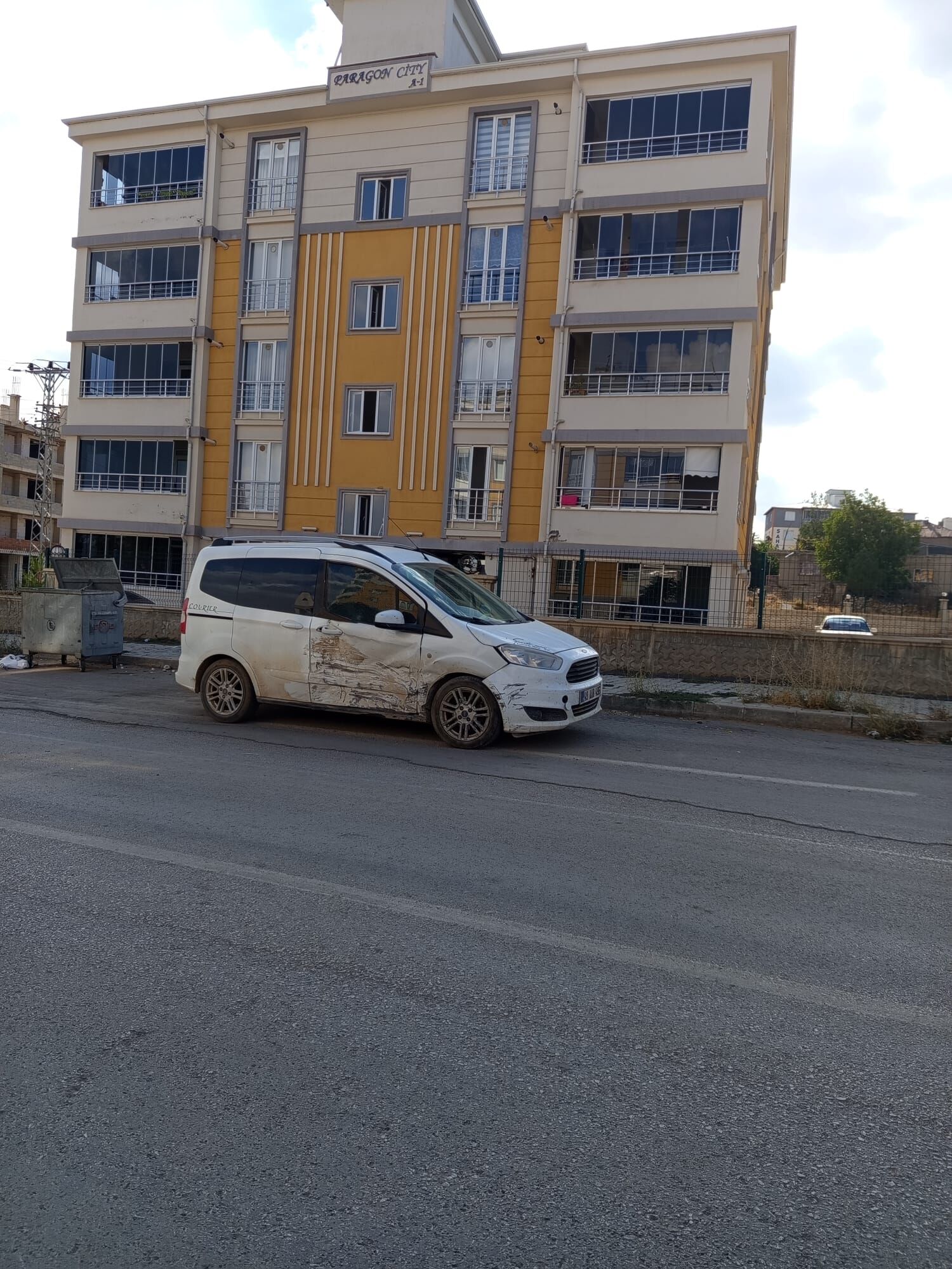 Afşin’de Kavşakta İki Otomobil Çarpıştı! (2)