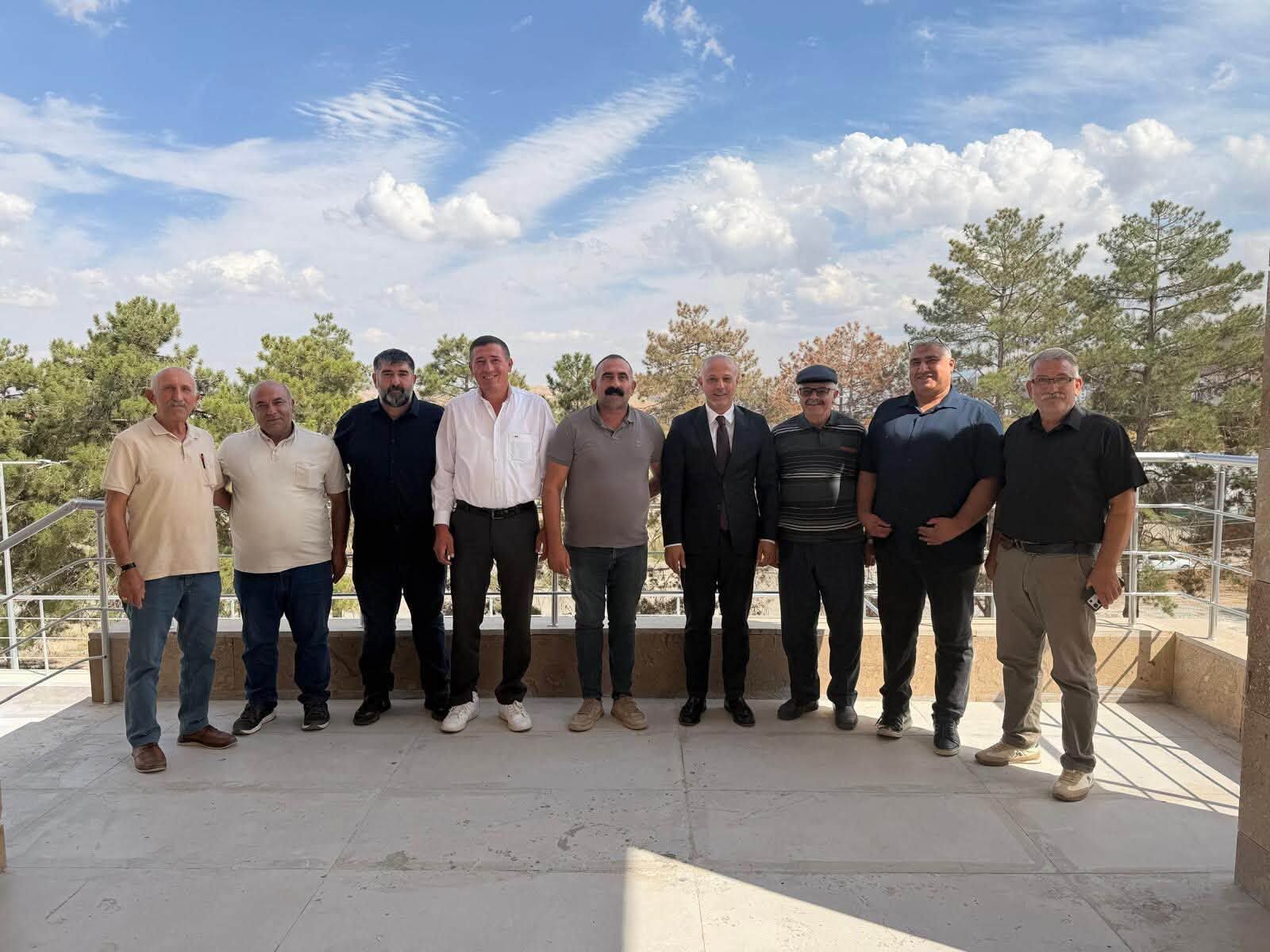 Başkan Kıraç, Muhtar ve Vatandaşları Belediyede Ağırladı