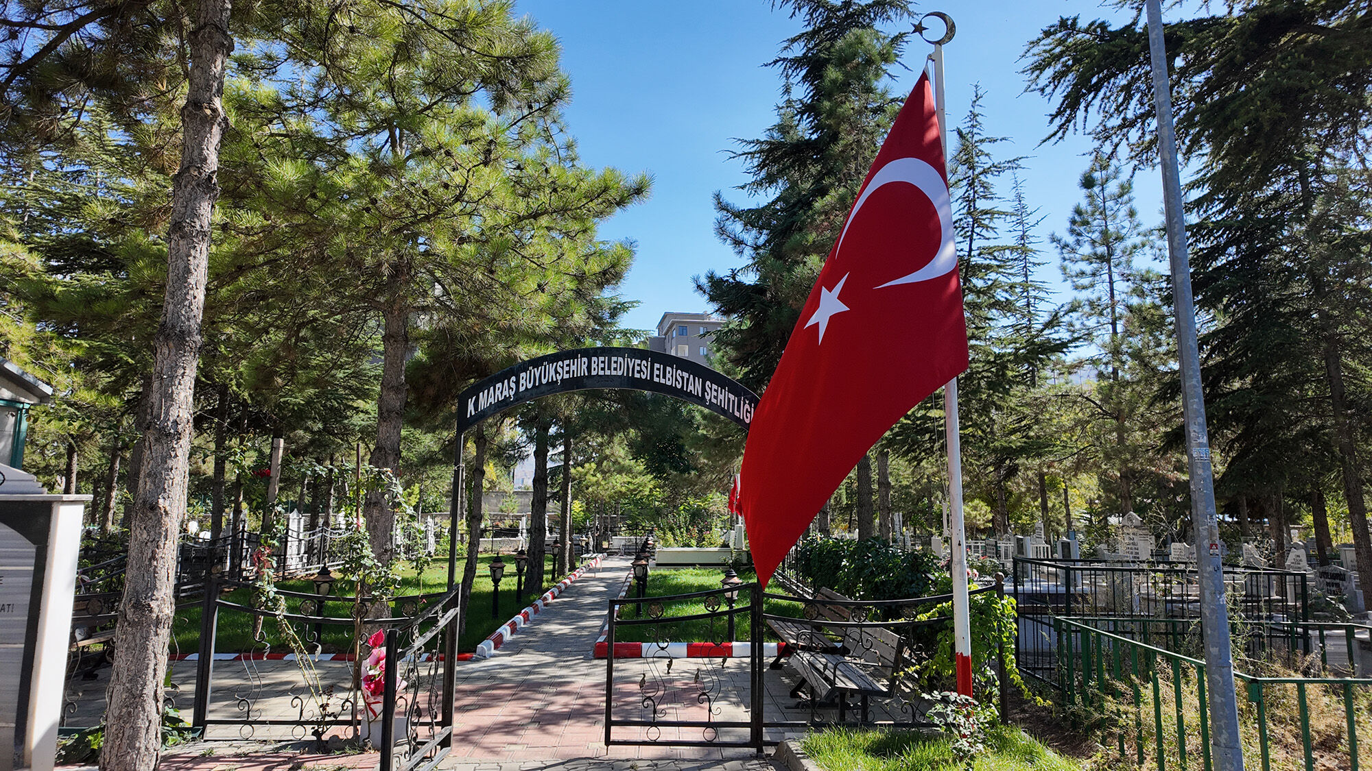 Büyükşehir’den Elbistan Hocazade Ve Gariplik Mezarlıklarında Bakım Mesaisi (1)