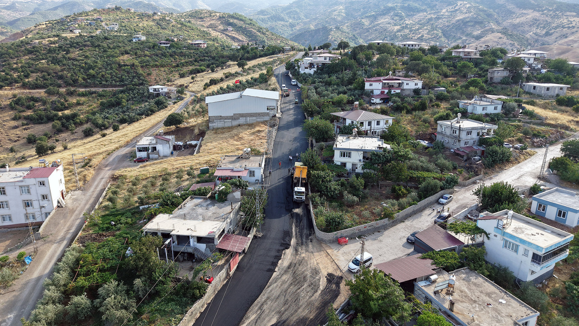 Büyükşehir, Onikişubat Kırsalında Yol Yatırımlarını Artırarak Sürdürüyor