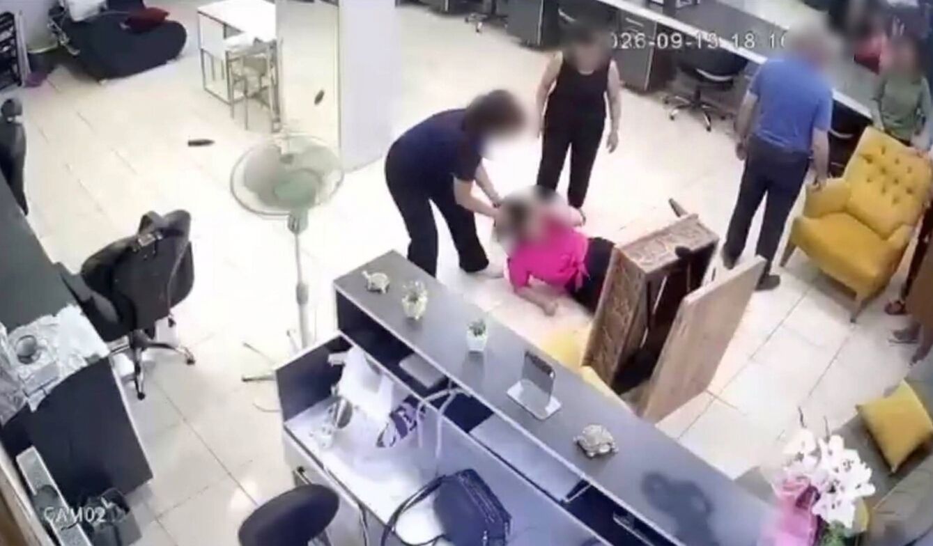 Afşin’de Kadın Kuaför Çocuğunun Gözü Önünde Darbedildi