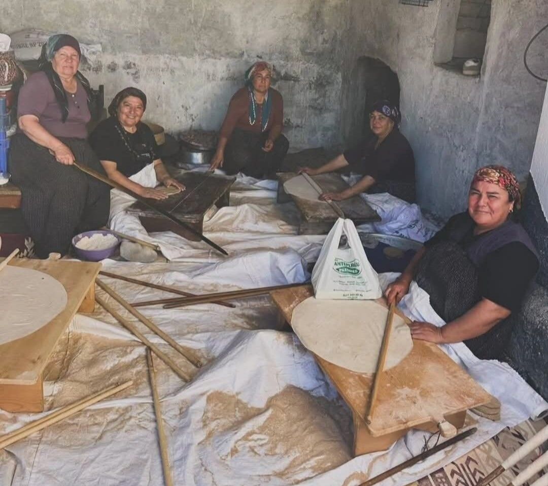 Kadınların İmece Usulü Yufka Mesaisi Başladı (1)