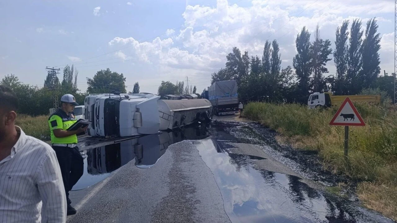 İki Tır Kafa Kafaya Çarpıştı! 2 Yaralı