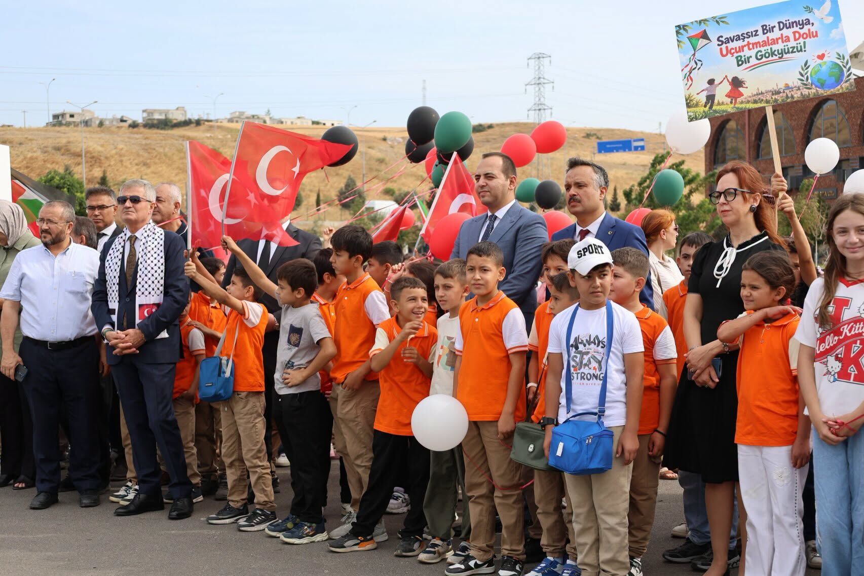 Kahramanmaraş’ta Gazze’deki Çocuklar Için Uçurtmalar Gökyüzüne Bırakıldı (1)