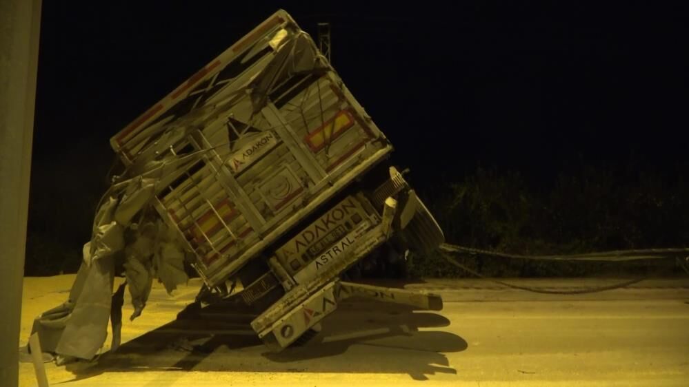 Kahramanmaraş’tan Yola Çıkan Tır Kaza Yaptı! 25 Ton Mısır Yola Saçıldı2