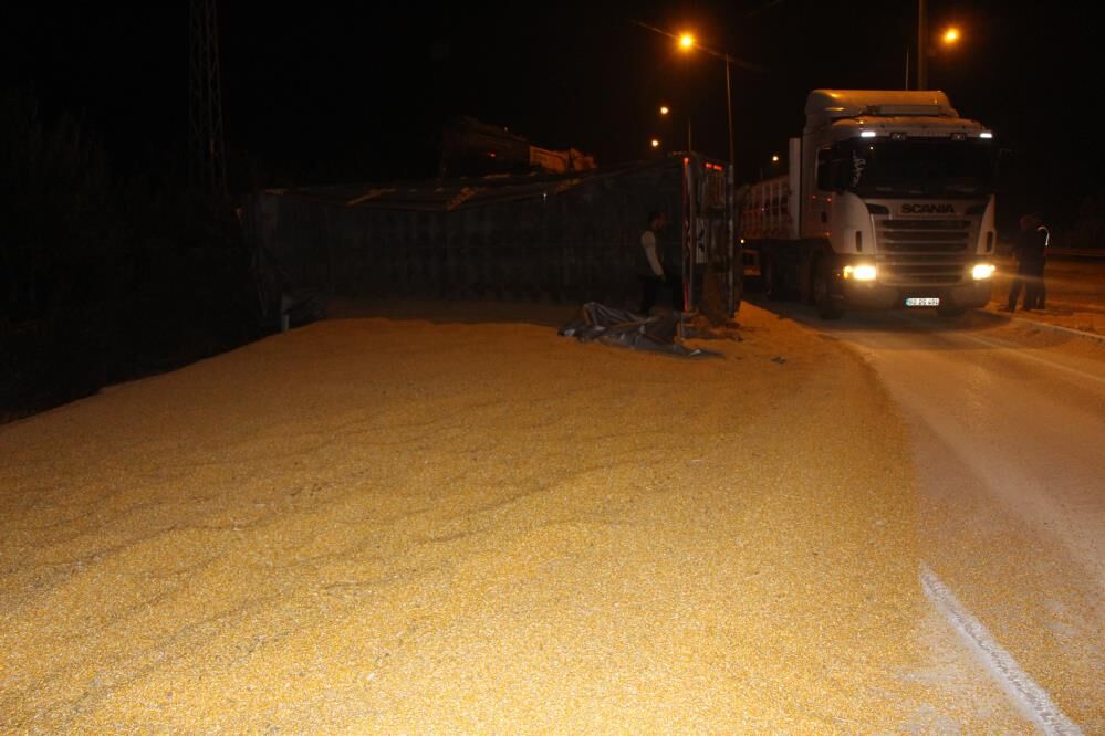 Kahramanmaraş’tan Yola Çıkan Tır Kaza Yaptı! 25 Ton Mısır Yola Saçıldı3