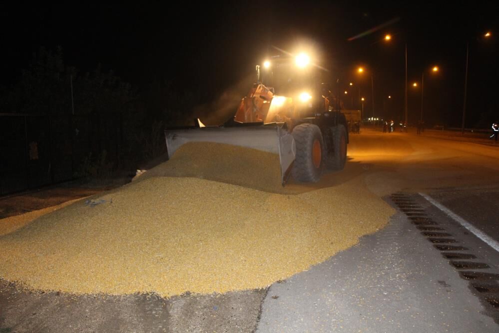 Kahramanmaraş’tan Yola Çıkan Tır Kaza Yaptı! 25 Ton Mısır Yola Saçıldı