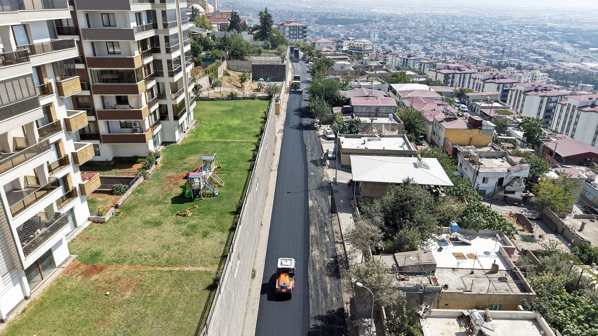 Büyükşehir, Kâtip Çelebi Caddesi’nde Asfalt Mesaisini Sürdürüyor