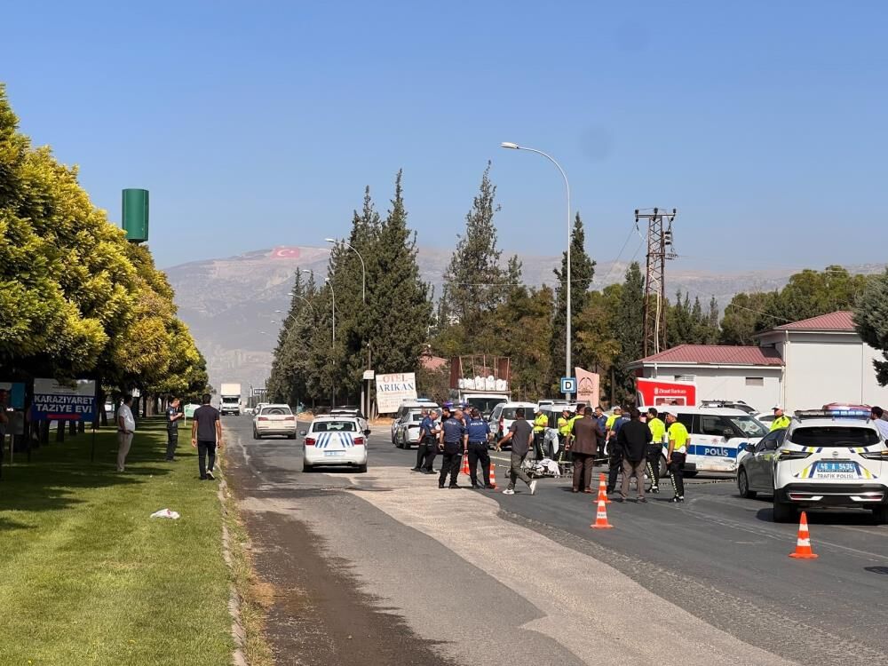 Polis Aracı Ile Motosiklet Çarpıştı 2 Yaralı 3