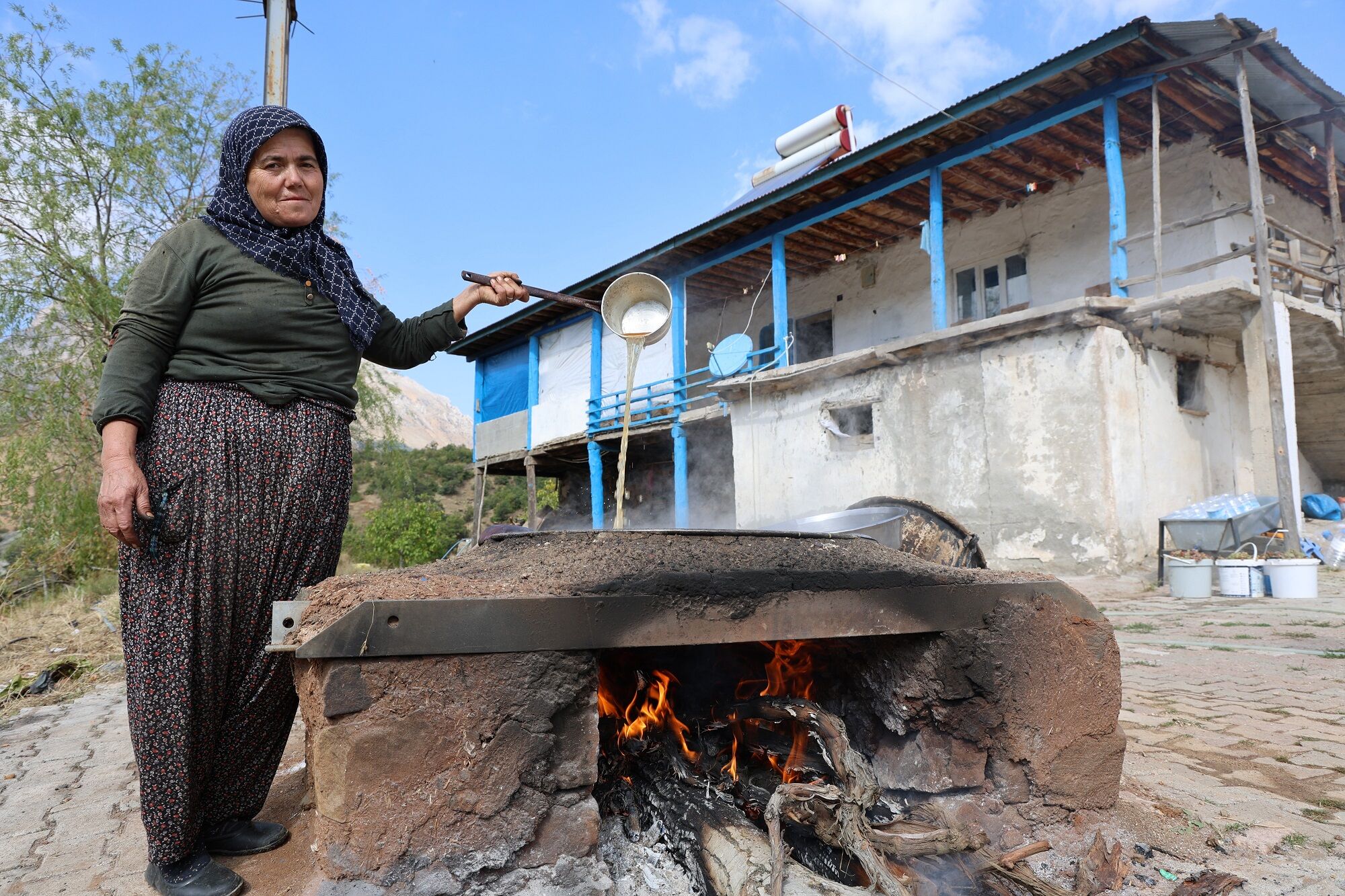 Bağlardan Sofralara Üzüm Pekmezinin Fiyatı Dikkat Çekti