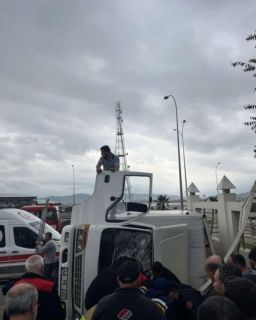 Devrilen Kamyon Cami Duvarına Çarptı