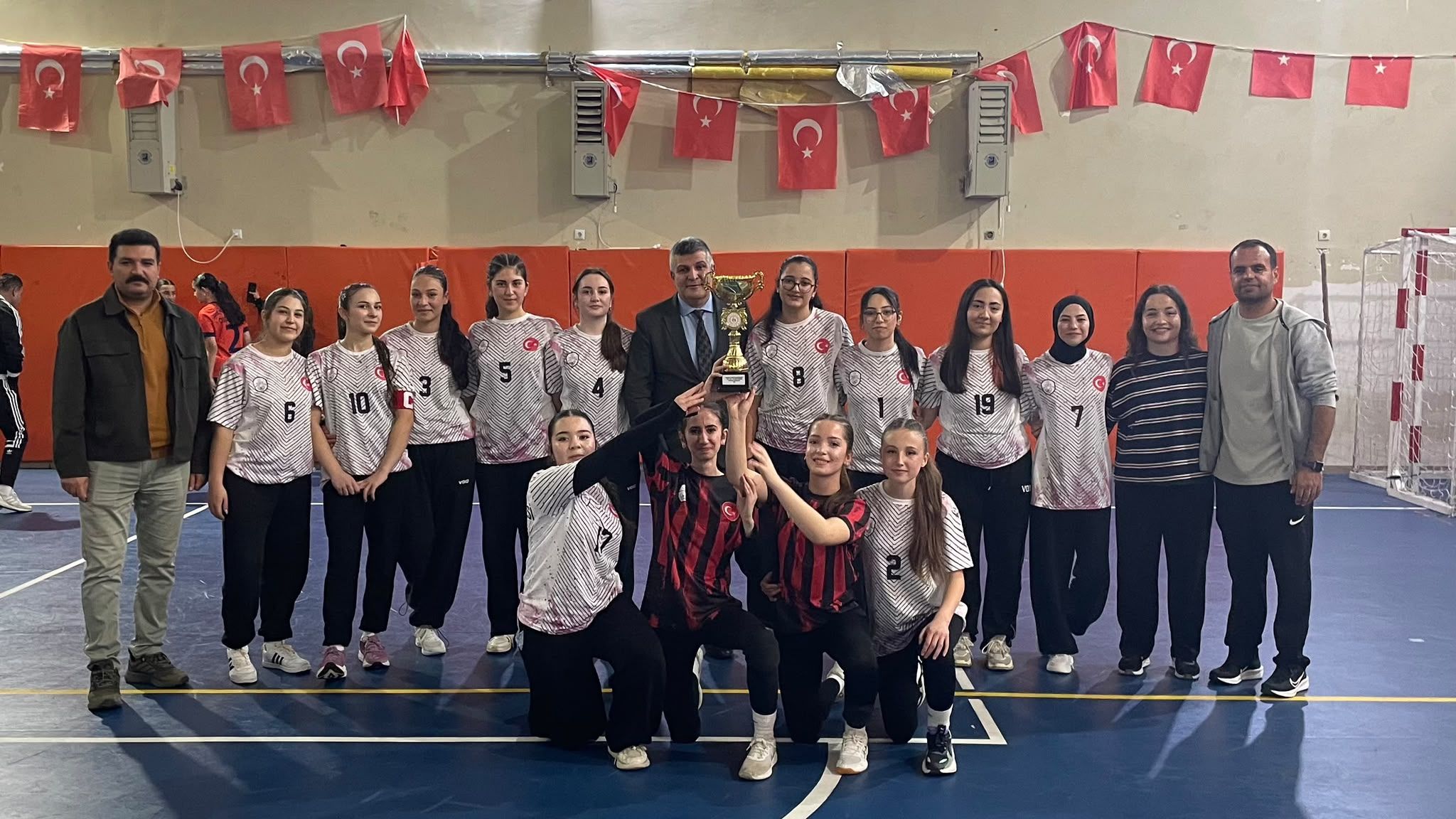 Afşin Anadolu Lisesi Voleybolda İlçe Şampiyonu Oldu