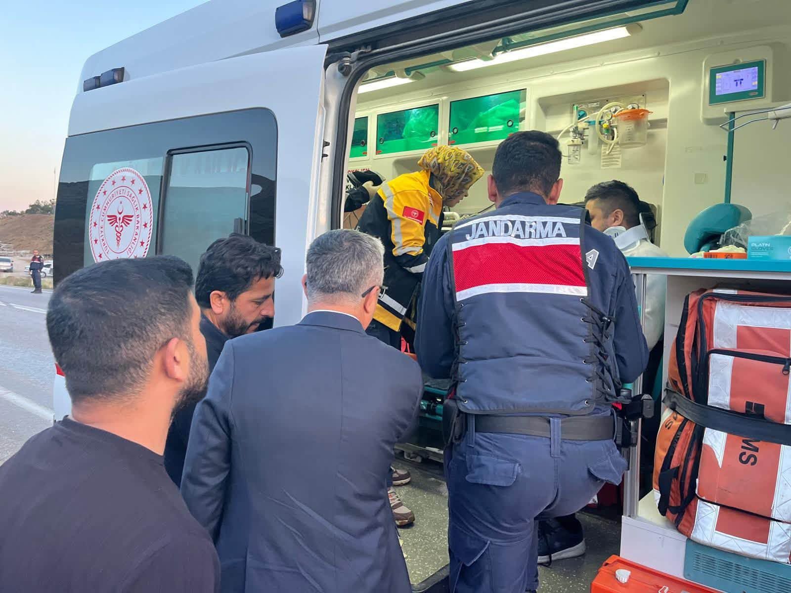 Afşin Göksun Yolunda Kaza Aynı Aileden 4 Kişi Yaralandı (2)