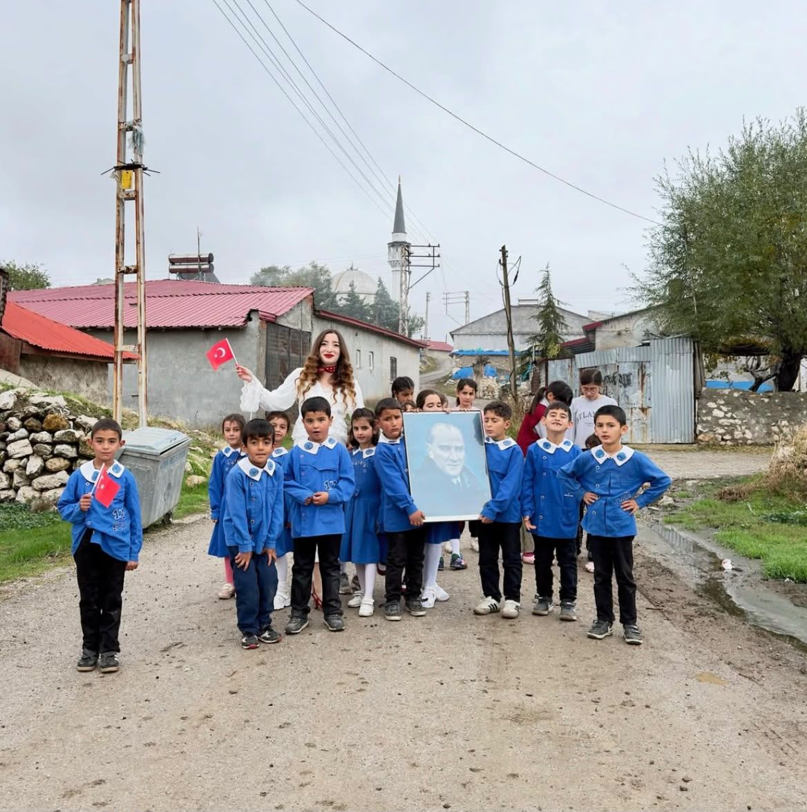 Afşin’de Cumhuriyet Coşkusu! Öğrenciler O Meşhur Fotoğrafı Gerçeğe Dönüştürdü (1)