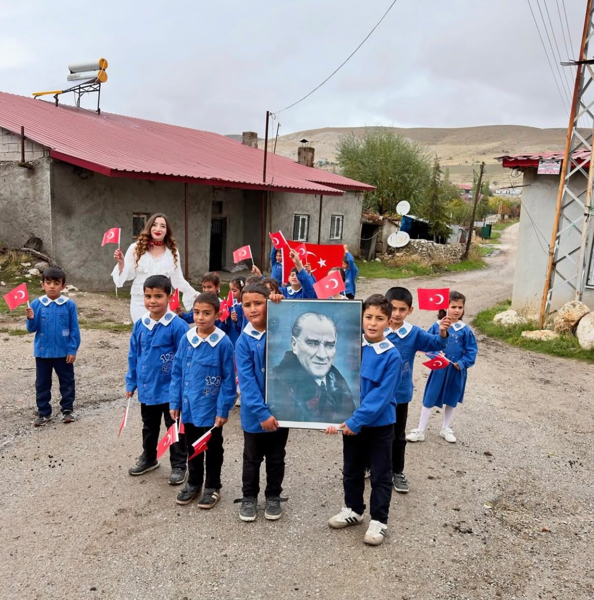 Afşin’de Cumhuriyet Coşkusu! Öğrenciler O Meşhur Fotoğrafı Gerçeğe Dönüştürdü (2)