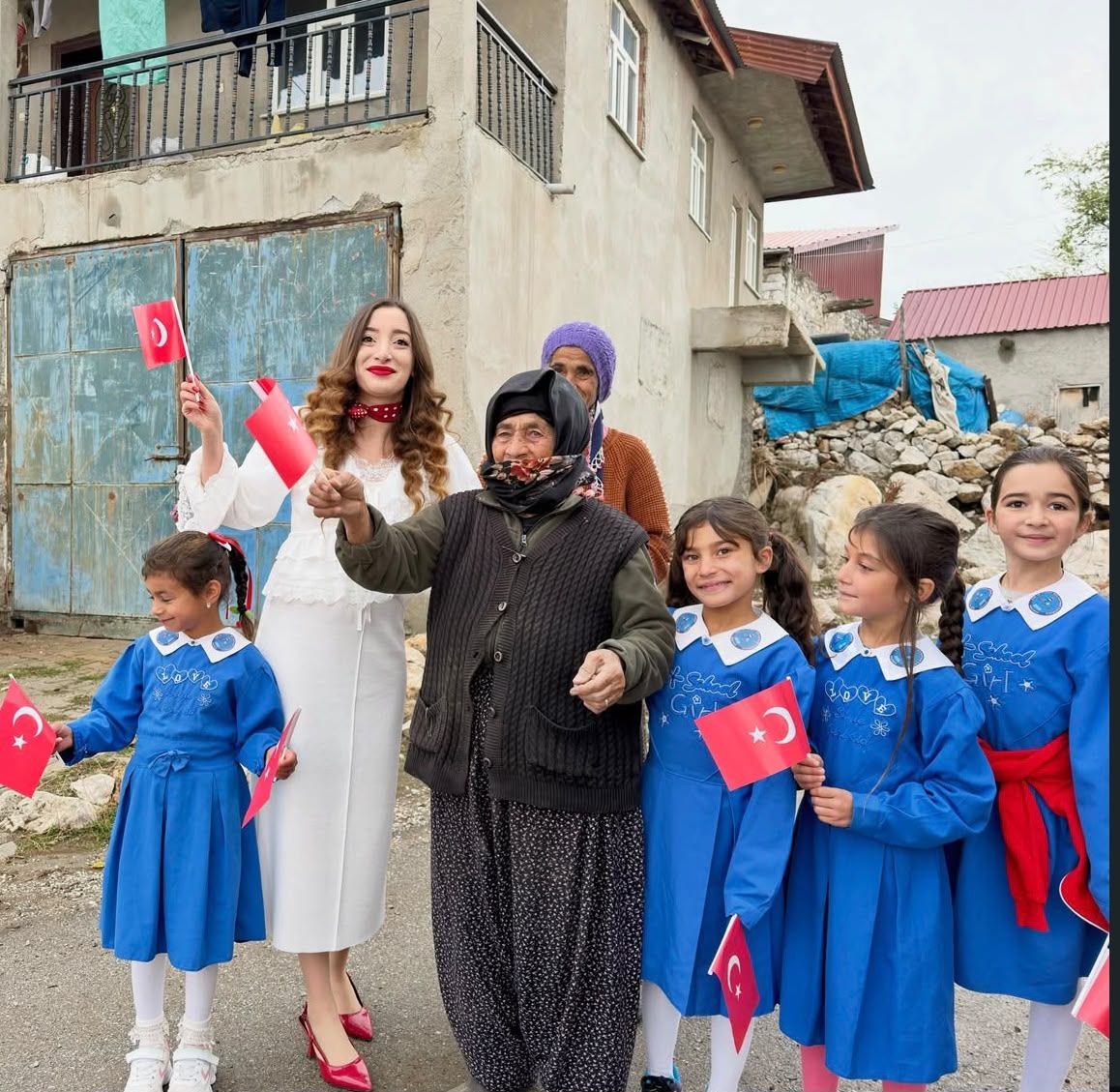 Afşin’de Cumhuriyet Coşkusu! Öğrenciler O Meşhur Fotoğrafı Gerçeğe Dönüştürdü (4)
