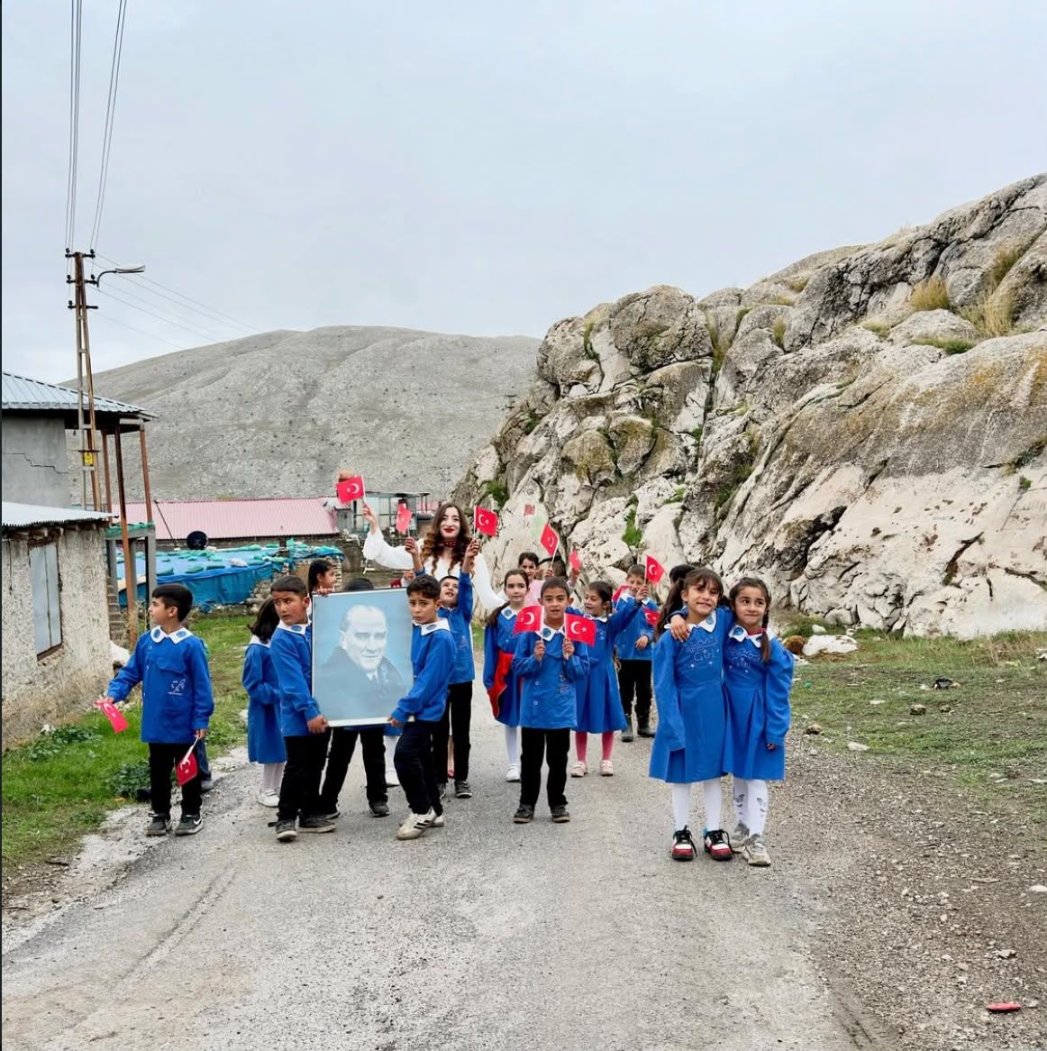 Afşin’de Cumhuriyet Coşkusu! Öğrenciler O Meşhur Fotoğrafı Gerçeğe Dönüştürdü (5)