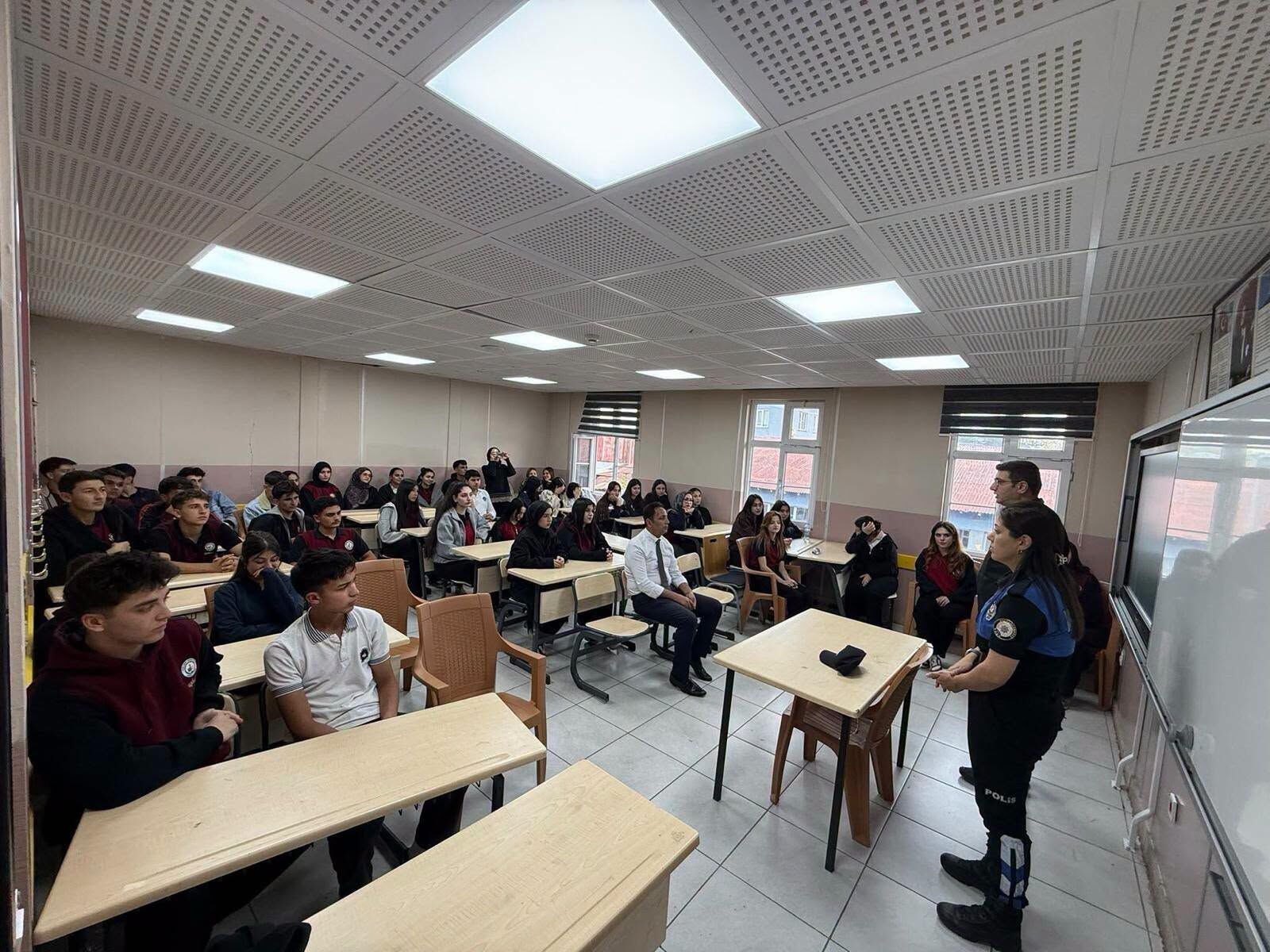 Afşin’de Öğrencilere Trafik Güvenliği Eğitimi Verildi1