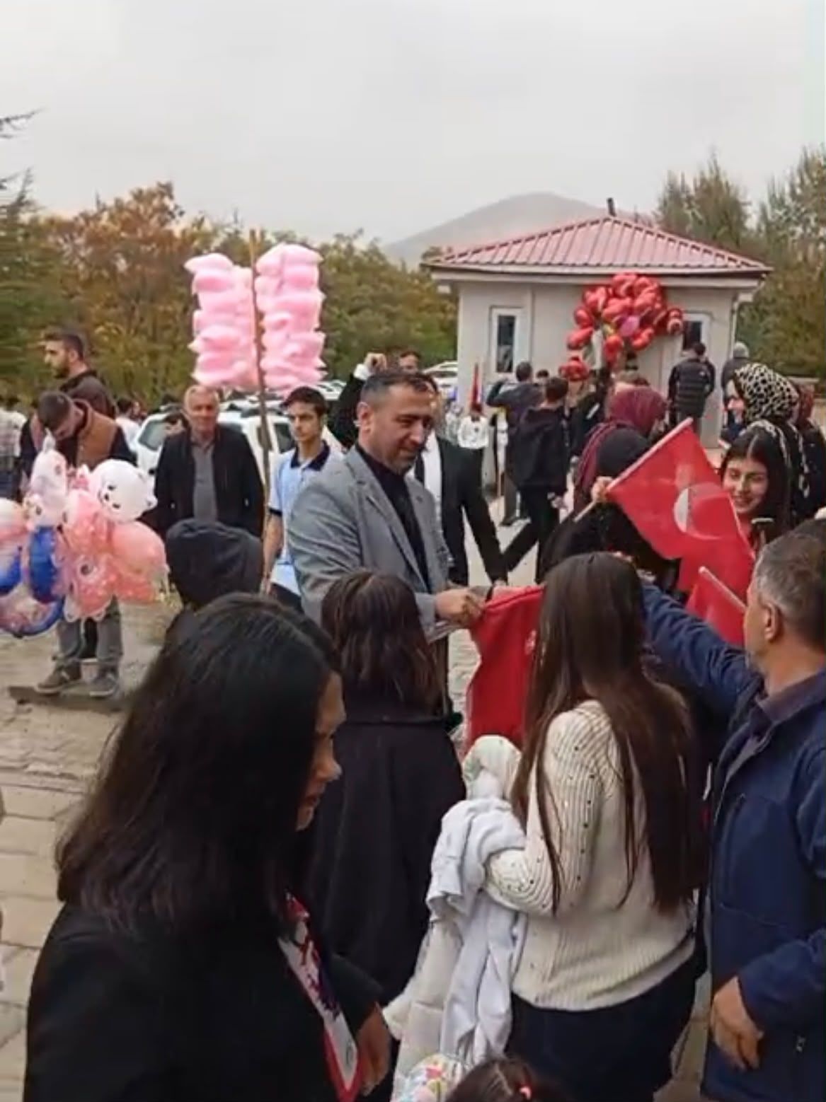 Afşin’de Türk Büro Sen’den Gençlere Türk Bayrağı Hediyesi (1)