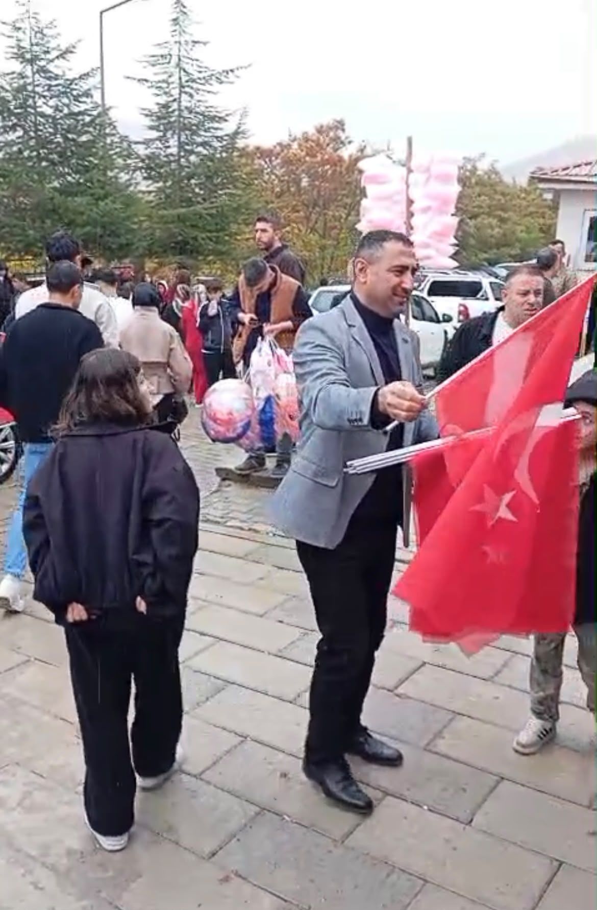 Afşin’de Türk Büro Sen’den Gençlere Türk Bayrağı Hediyesi (2)