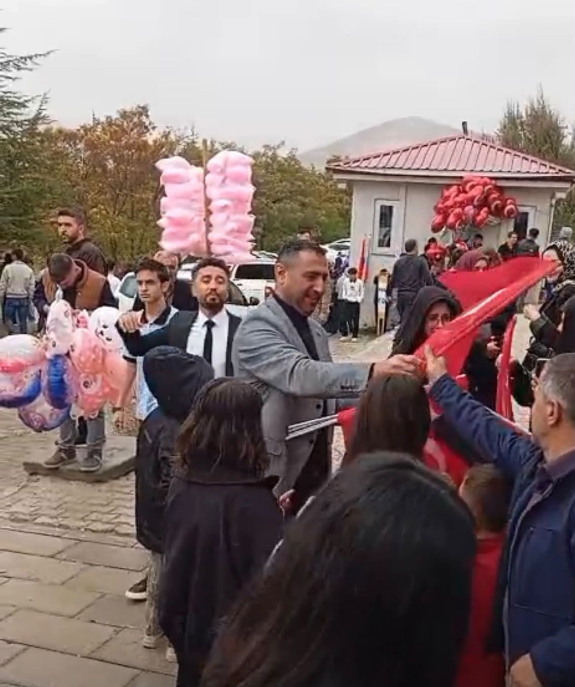 Afşin’de Türk Büro-Sen’den Gençlere Türk Bayrağı Hediyesi