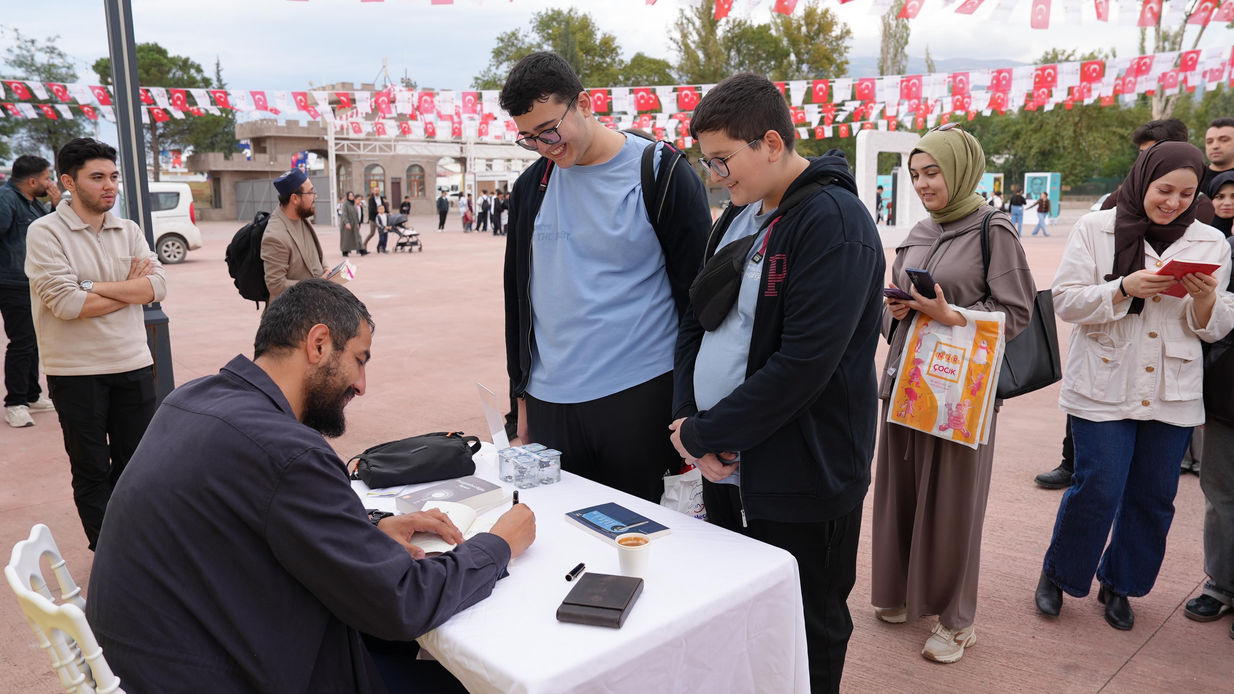 Altay Cem Meriç, Kitap Fuarı’nda İslami İlimleri Anlattı (2)