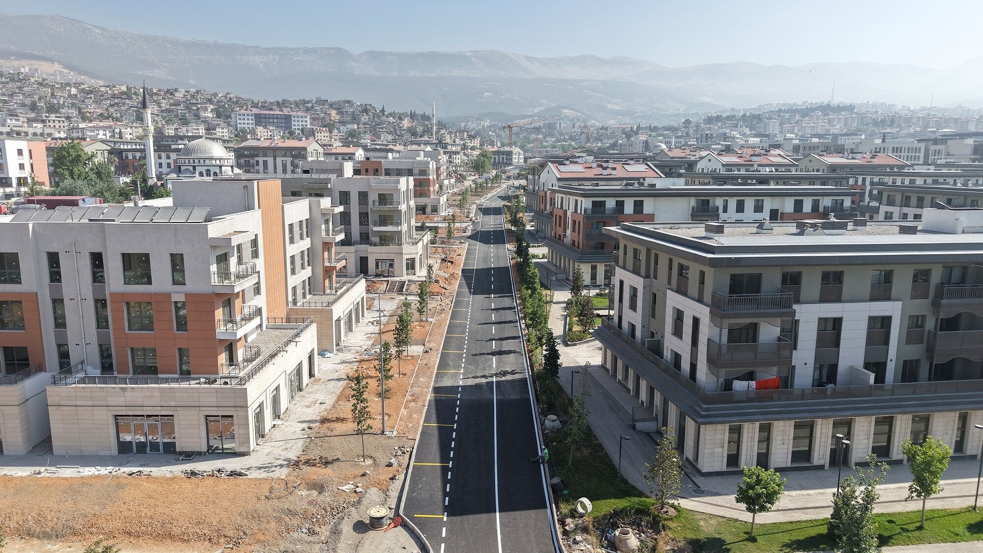 Deprem Sonrası Yeniden İnşa Edilen İş Yerlerinde Ticari Hayat Başladı (2)