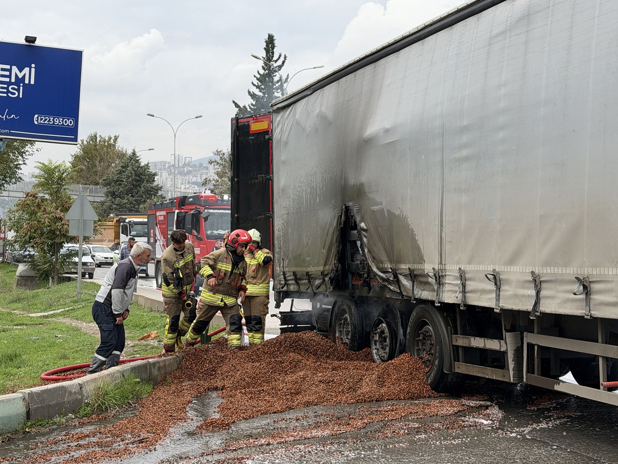 Fındık Yüklü Tır Alev Aldı! Dorsedeki Malzemeler Zarar Gördü (1)