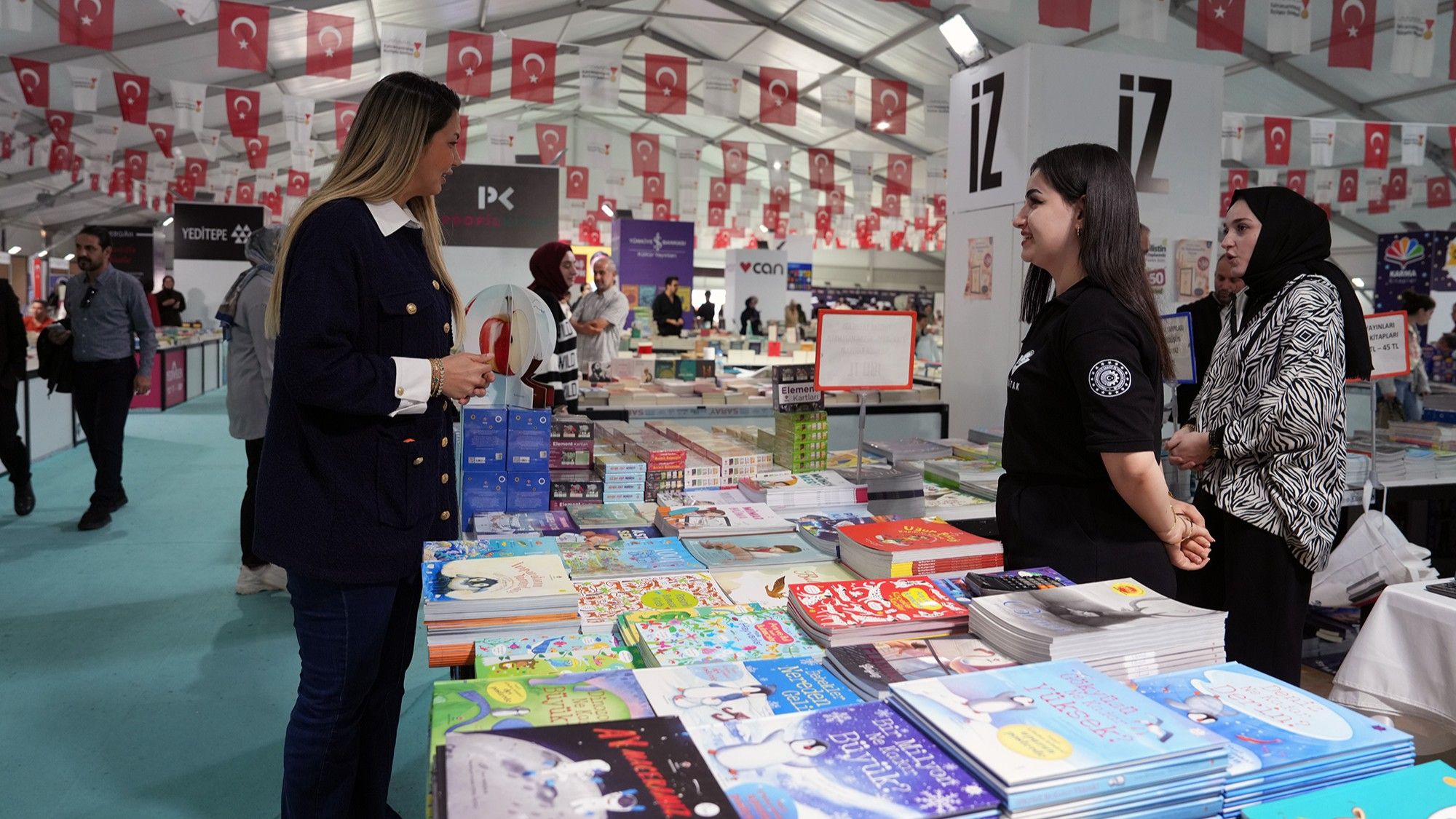 Fulya Öztürk Ve Türker Akıncı Kitap Fuarında Sevenleriyle Buluştu (1)