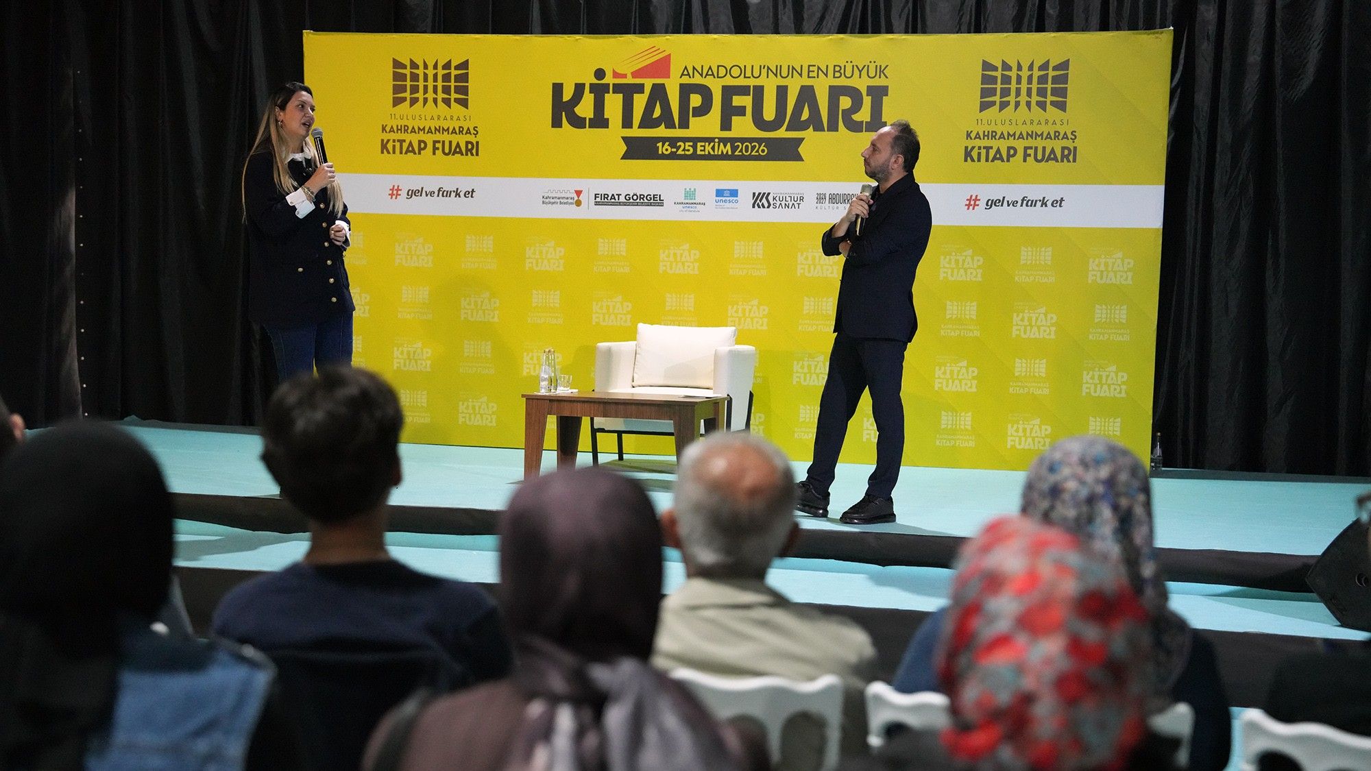 Fulya Öztürk Ve Türker Akıncı Kitap Fuarında Sevenleriyle Buluştu (3)