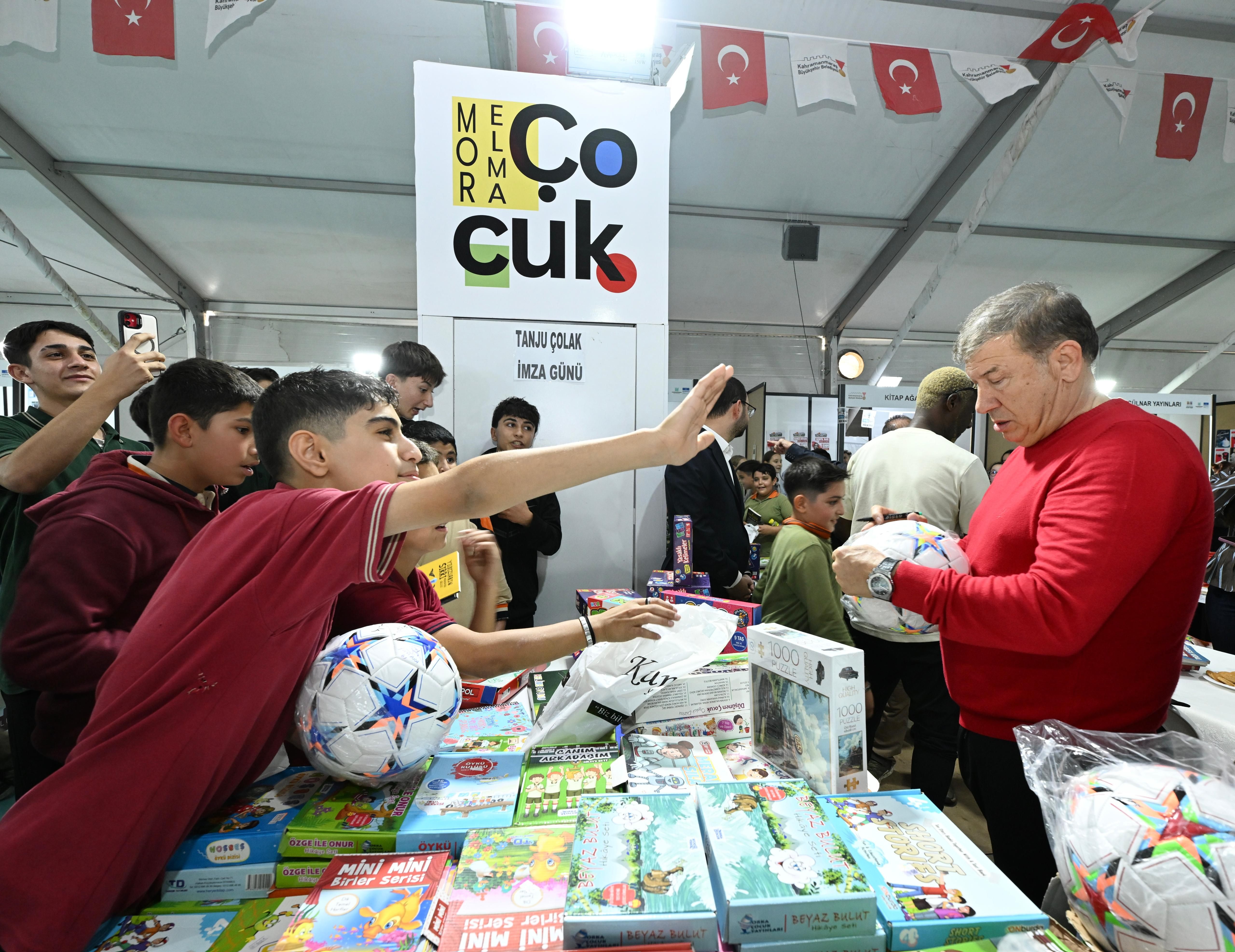 Futbol Efsaneleri Kitap Fuarı’nda Kahramanmaraşlılarla Buluştu (2)