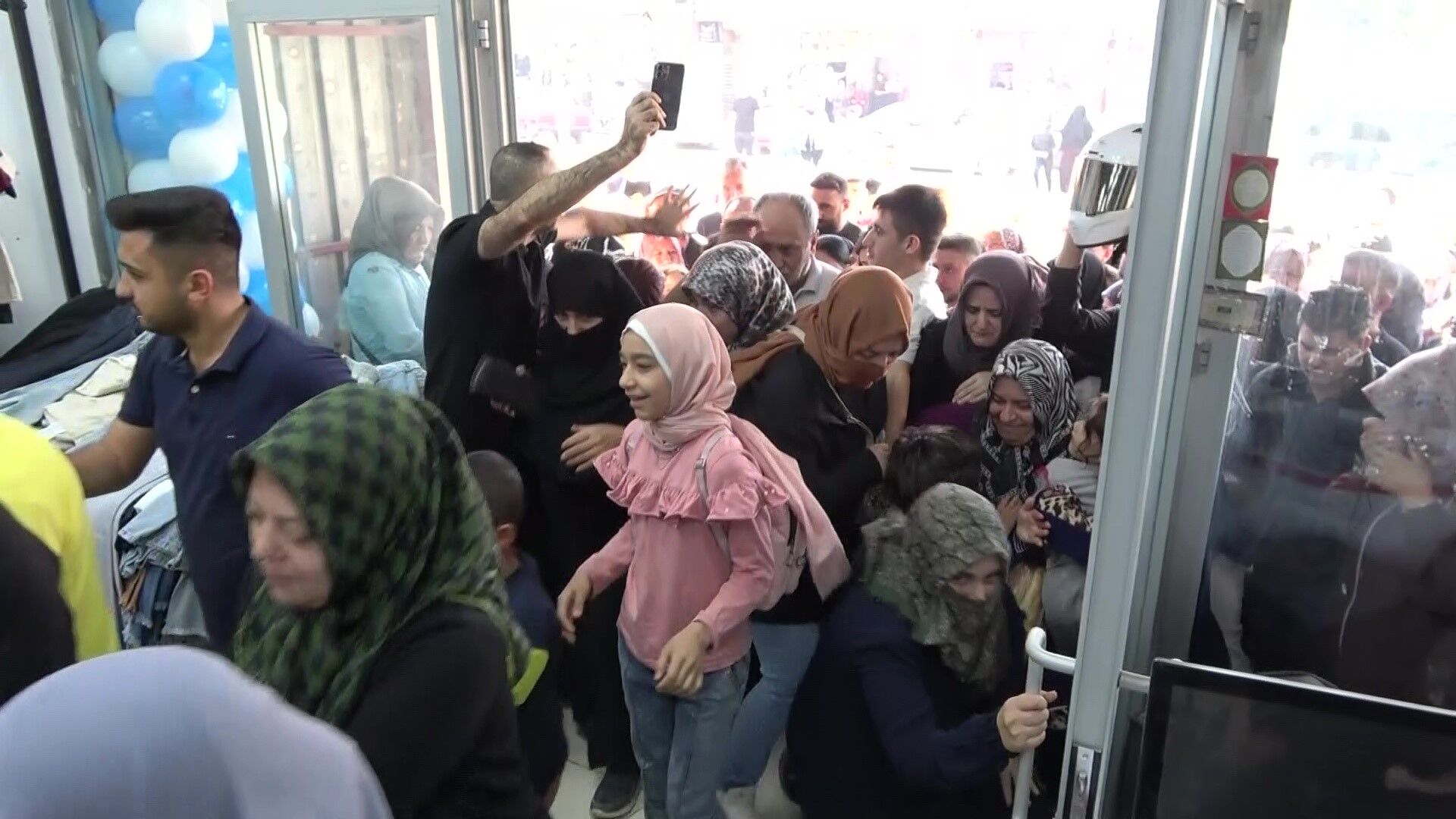 Giyim Mağazasında 100 Tl İndirimi İzdihama Neden Oldu (4)